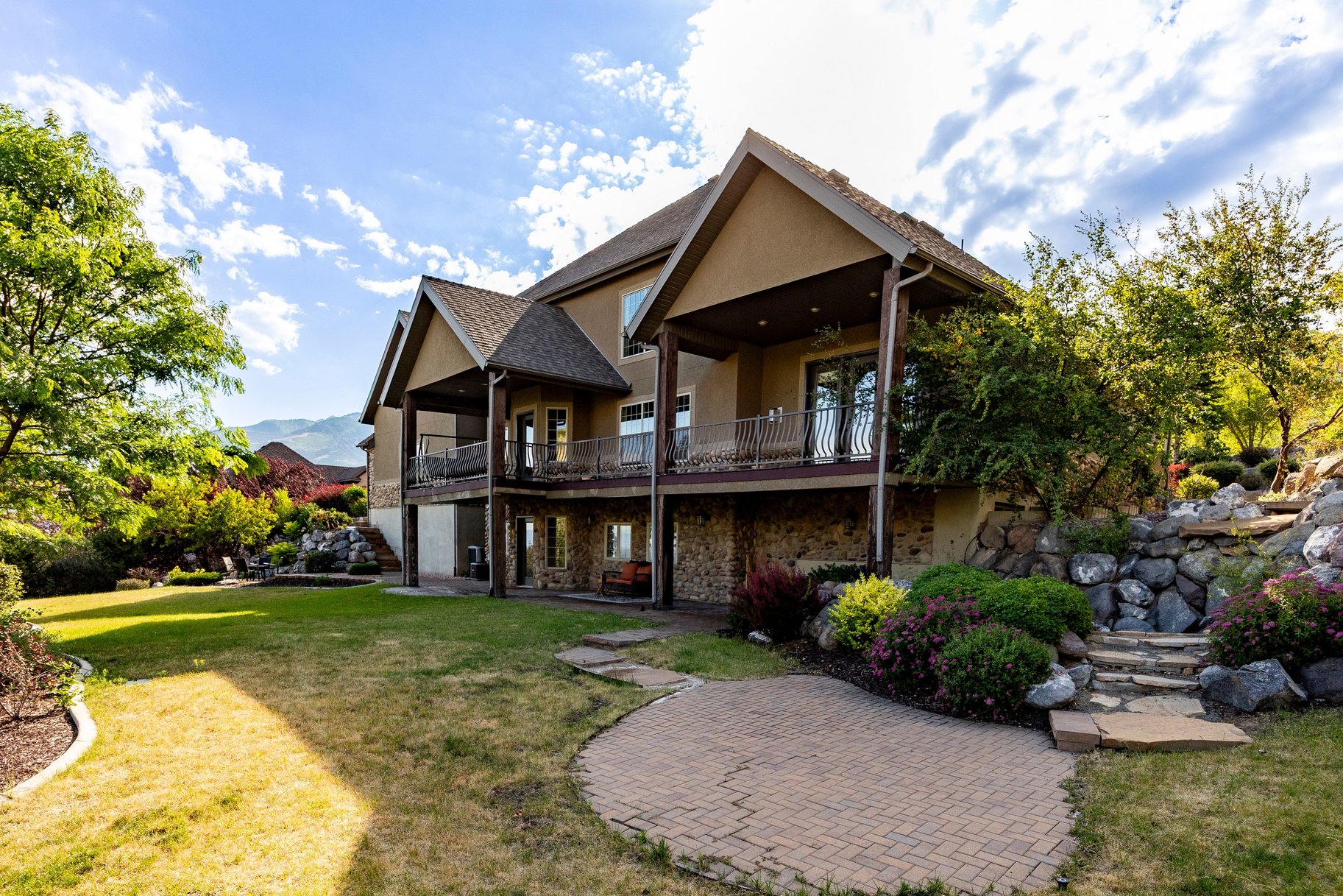  Mountain Views, Trail Access & Luxury East Bench Living - 物件實景