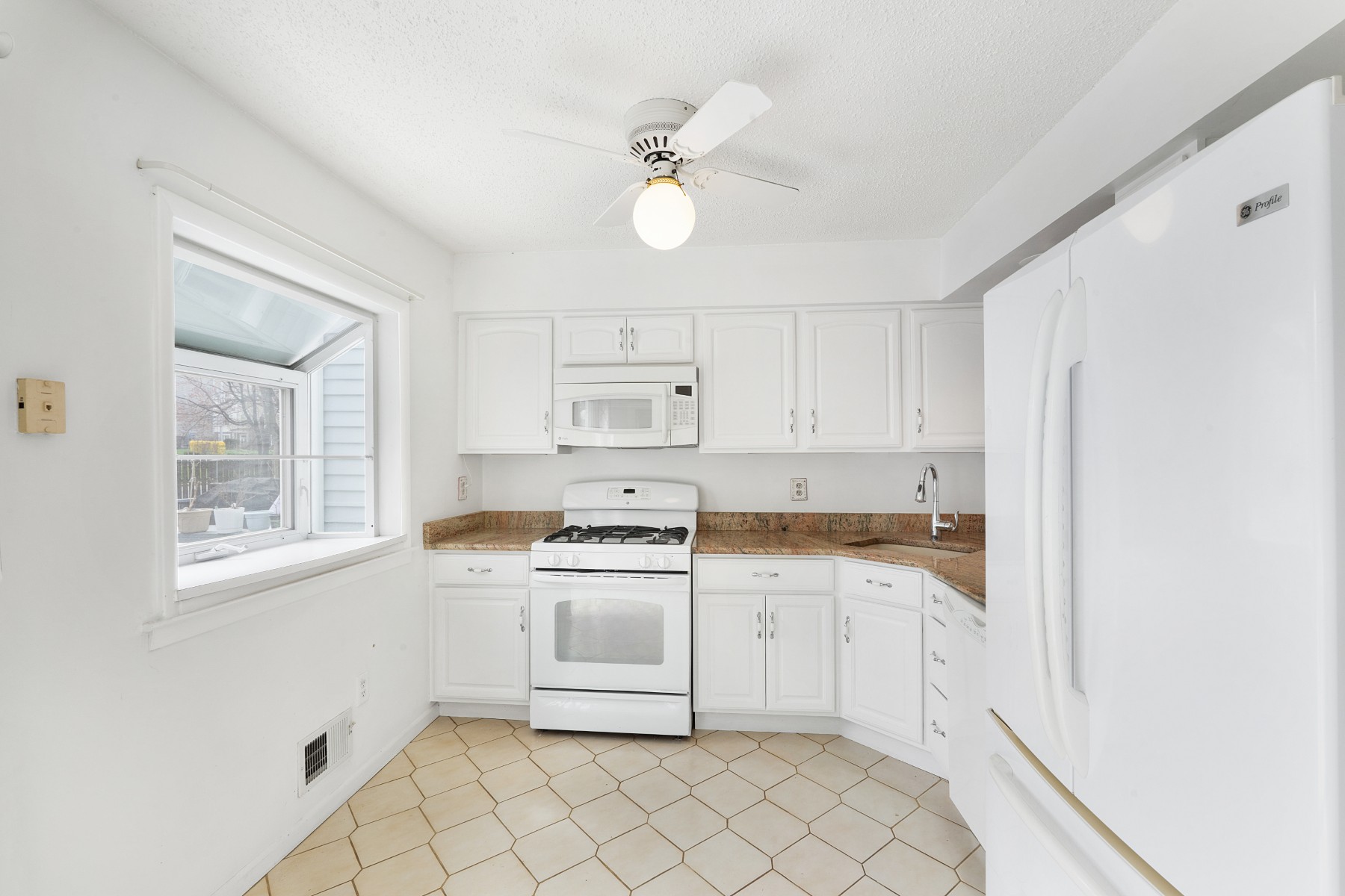  ?Westbrook Woods? Well Maintained Townhome - 物件實景