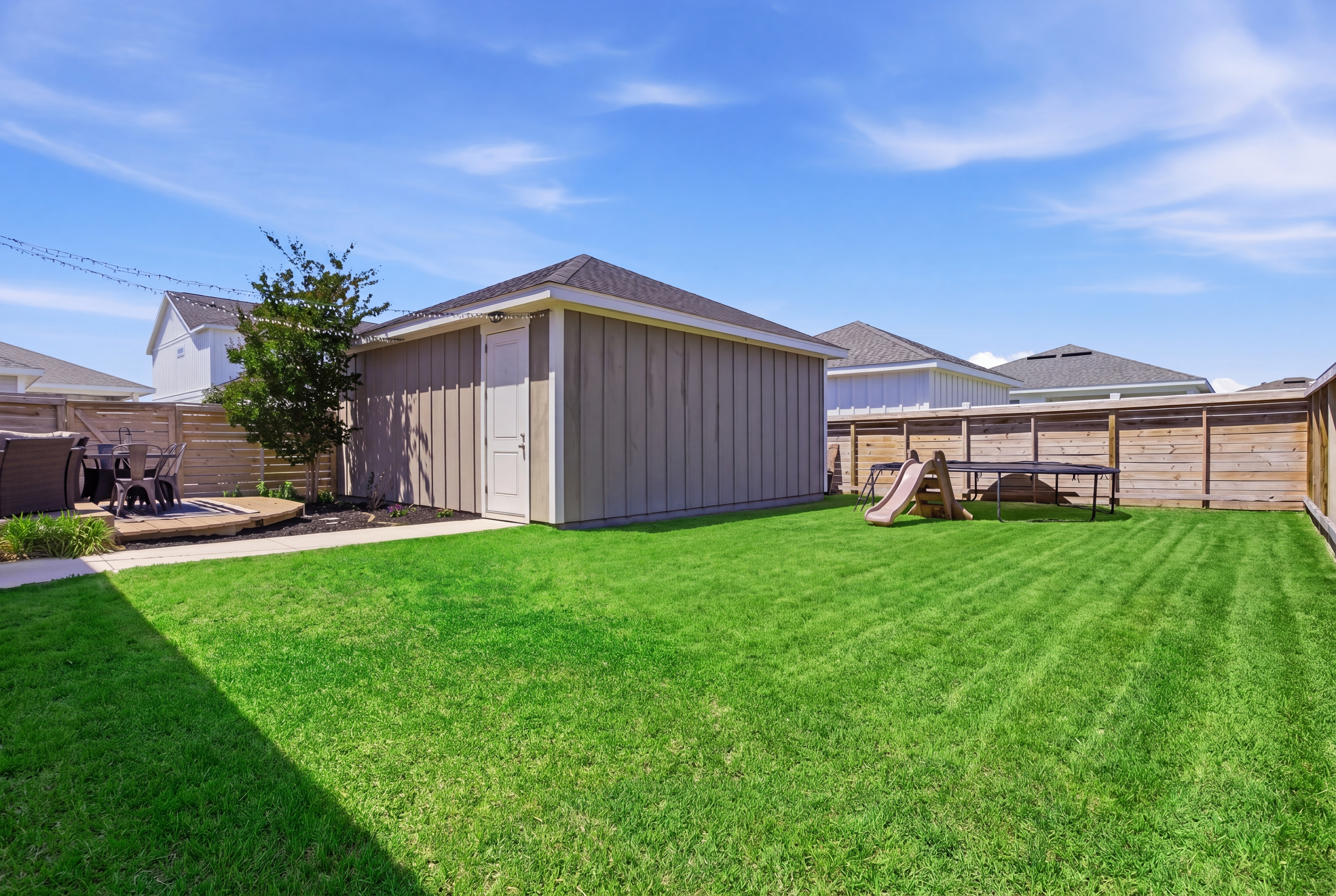  Spacious Corner-Lot Retreat With Flexible Living - 物件實景