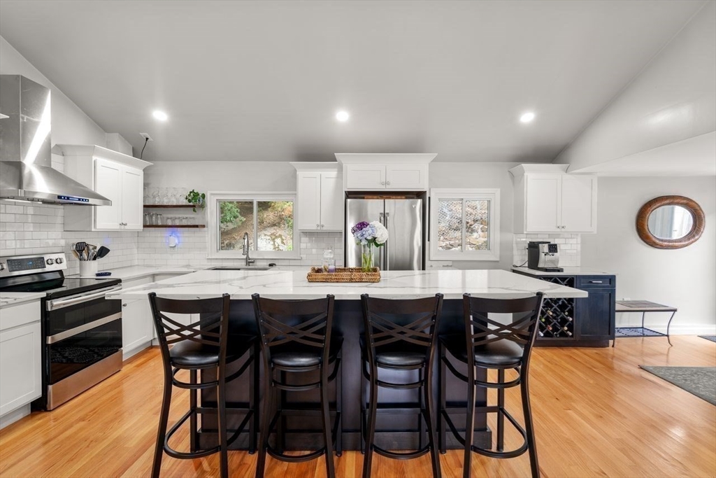 Waltham, Massachusetts, 02453, United States, 3 Bedrooms Bedrooms, ,2 BathroomsBathrooms,Residential,For Sale,1939650