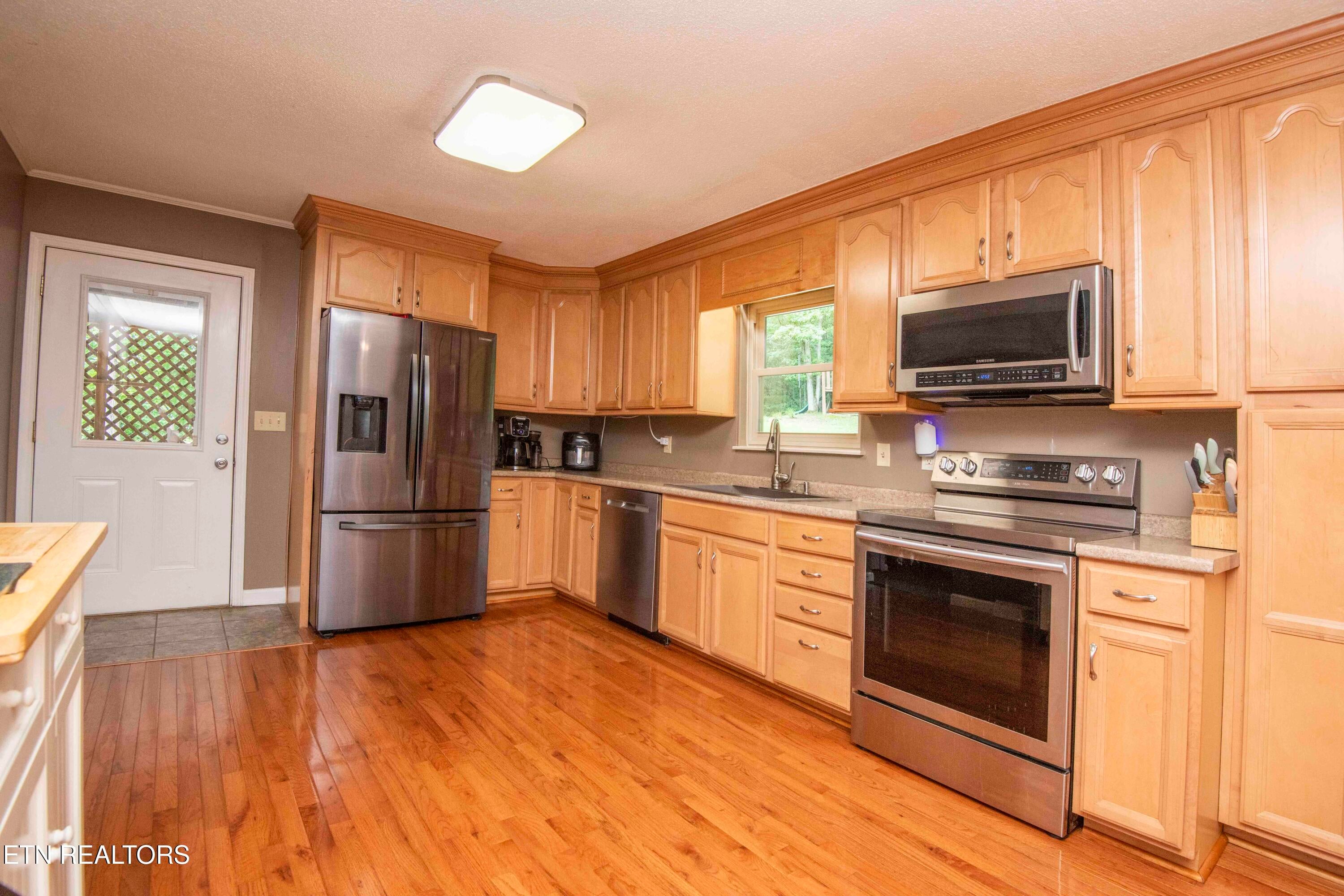 Kingston, Tennessee, 37763, United States, 3 Bedrooms Bedrooms, ,2 BathroomsBathrooms,Residential,For Sale,1882292