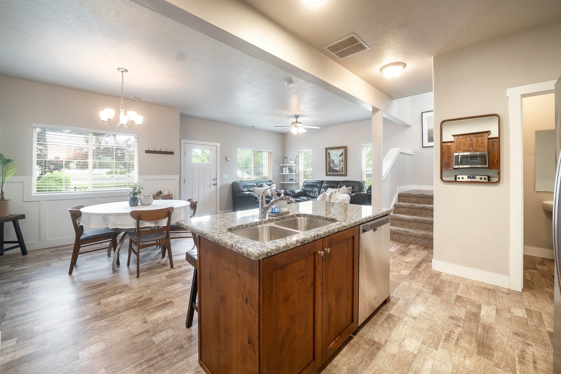  Charming, Very Clean End Unit Townhome in Logan - 物件實景