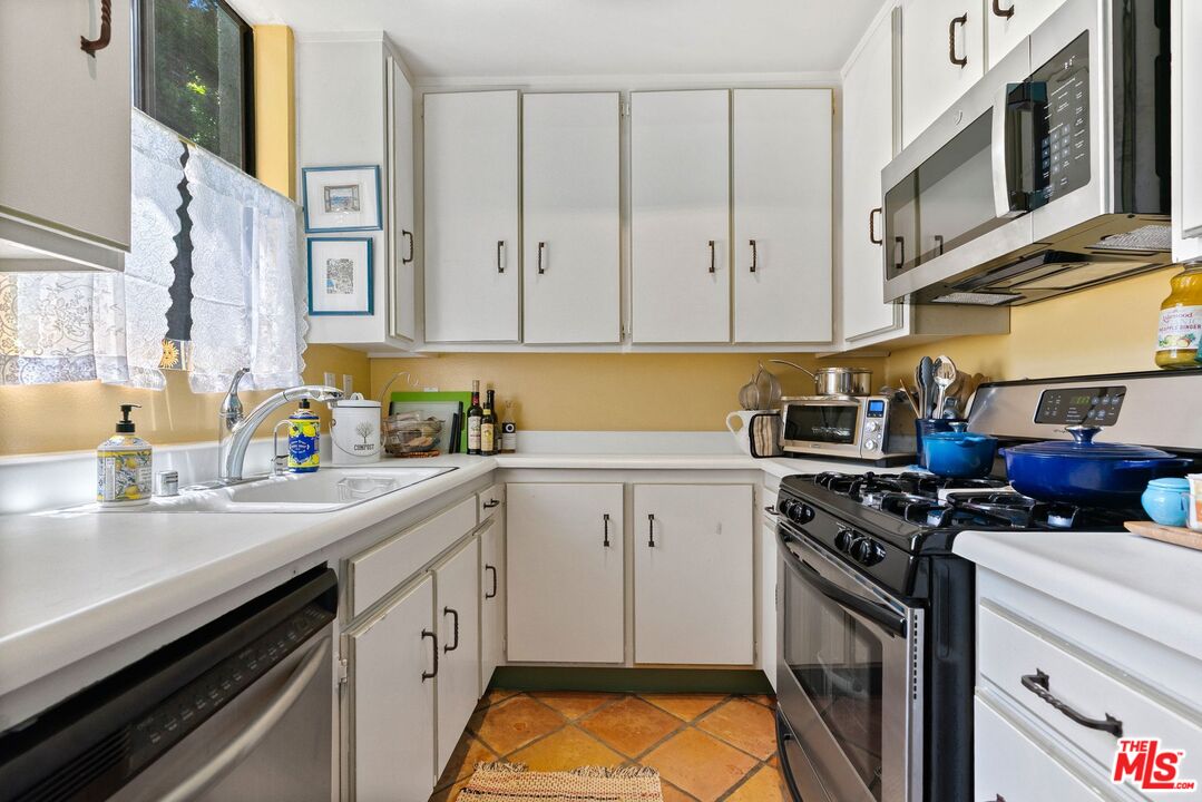 West Hollywood, California, 90069, United States, 2 Bedrooms Bedrooms, ,3 BathroomsBathrooms,Residential,For Sale,1896709