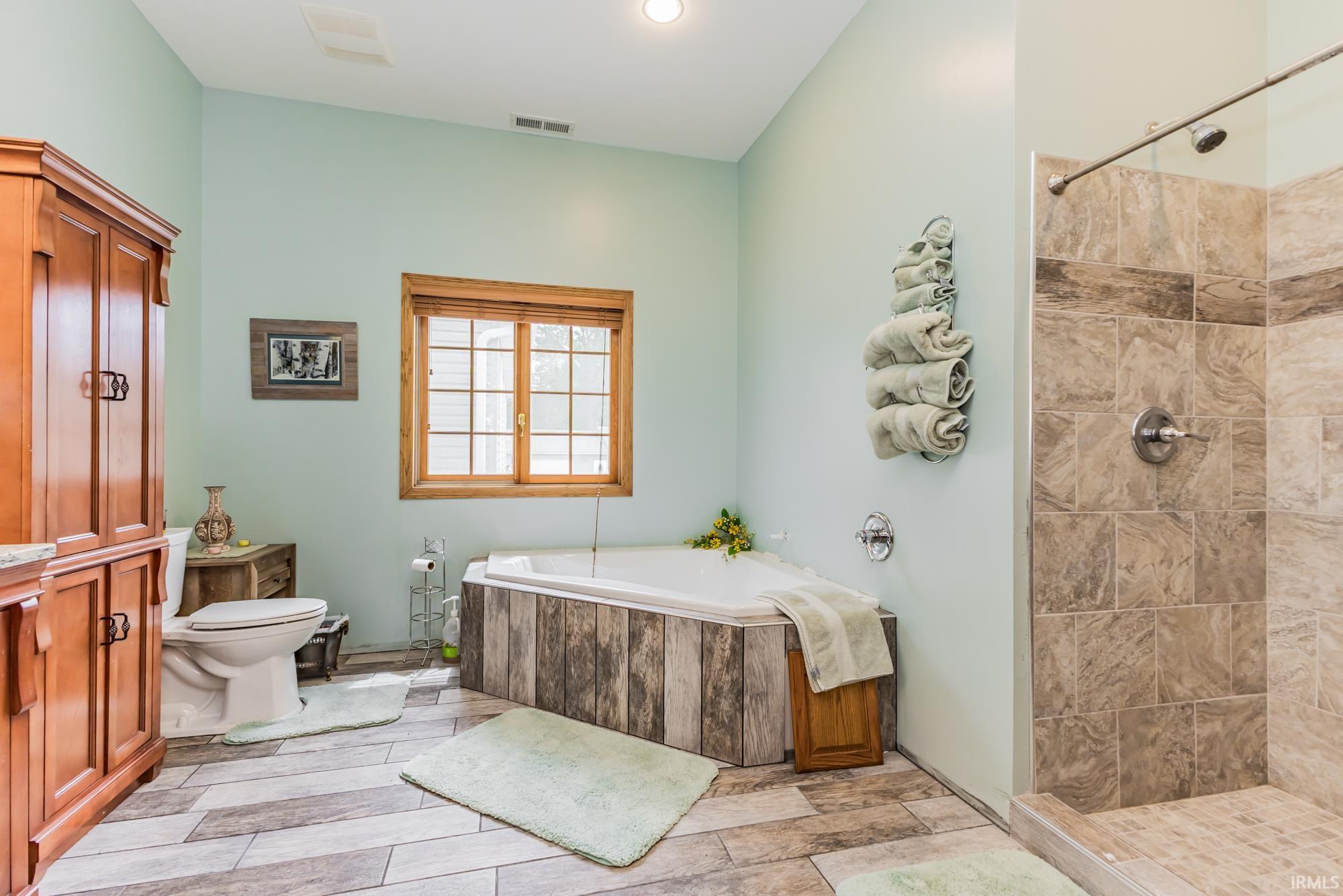 Angola, Indiana, 46730, United States, 6 Bedrooms Bedrooms, ,6 BathroomsBathrooms,Residential,For Sale,1973730