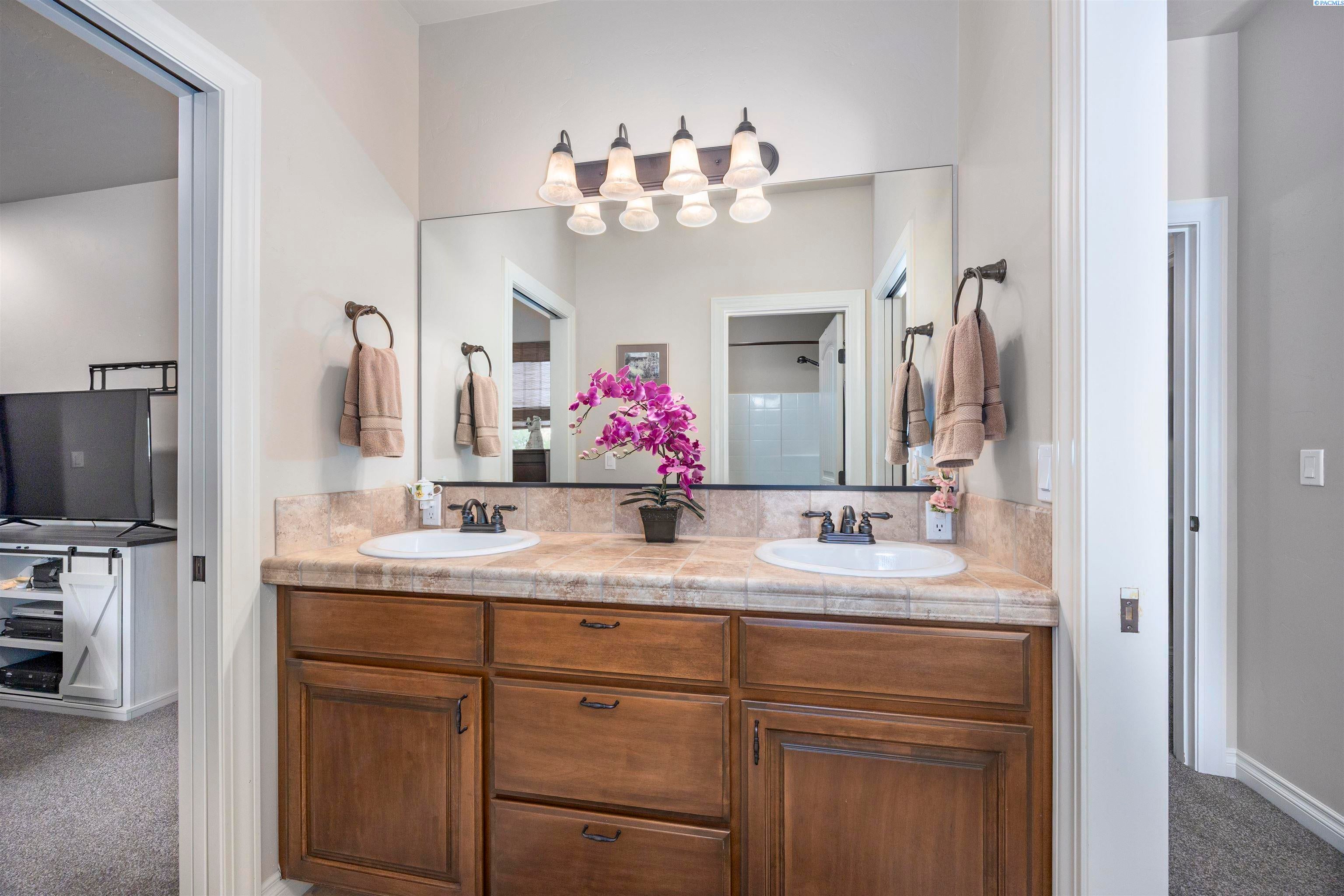 Richland, Washington, 99352, United States, 3 Bedrooms Bedrooms, ,3 BathroomsBathrooms,Residential,For Sale,1921029