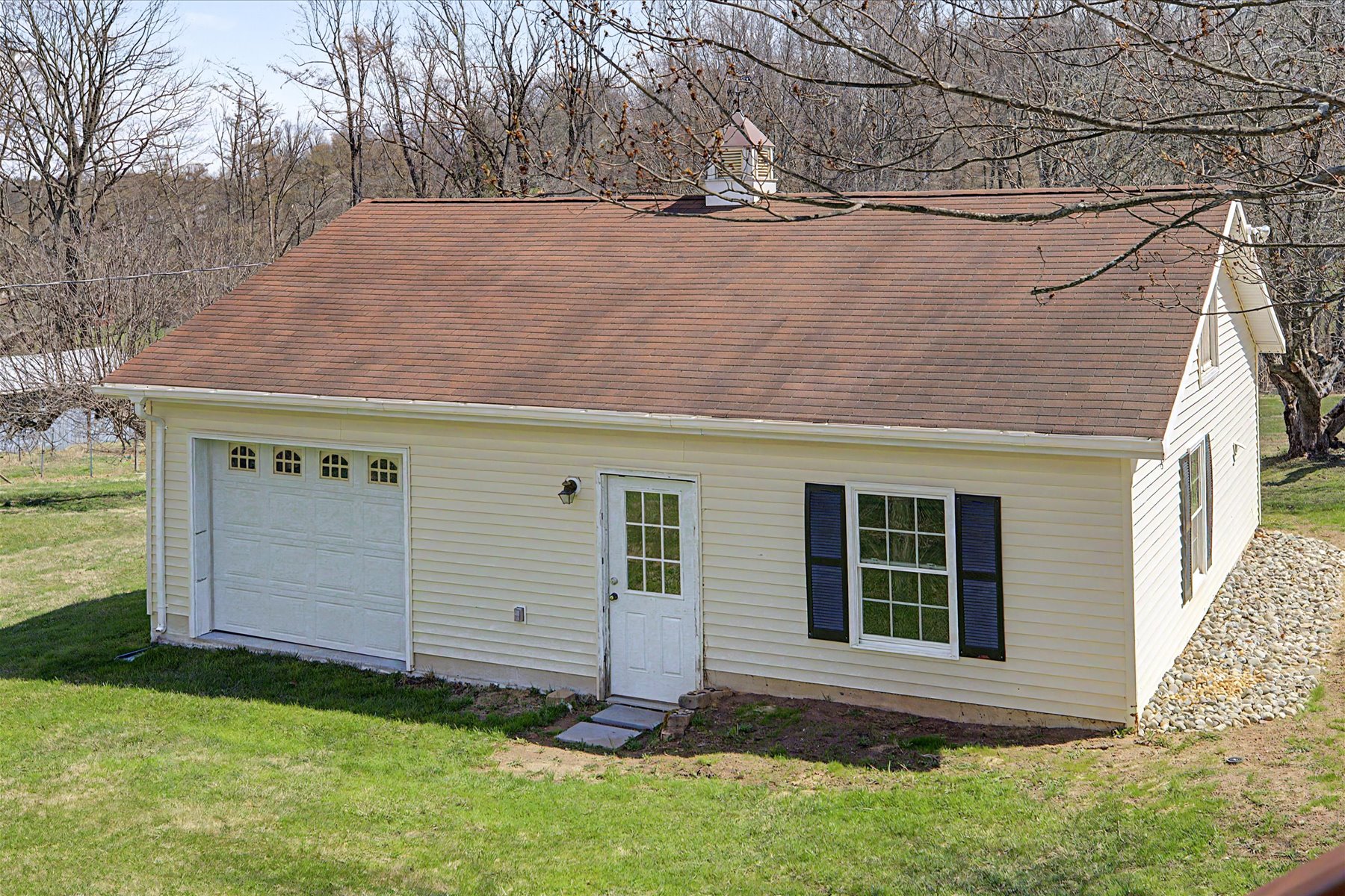  Lovely Cape Cod Home Situated on Two Private Acres - 物件實景