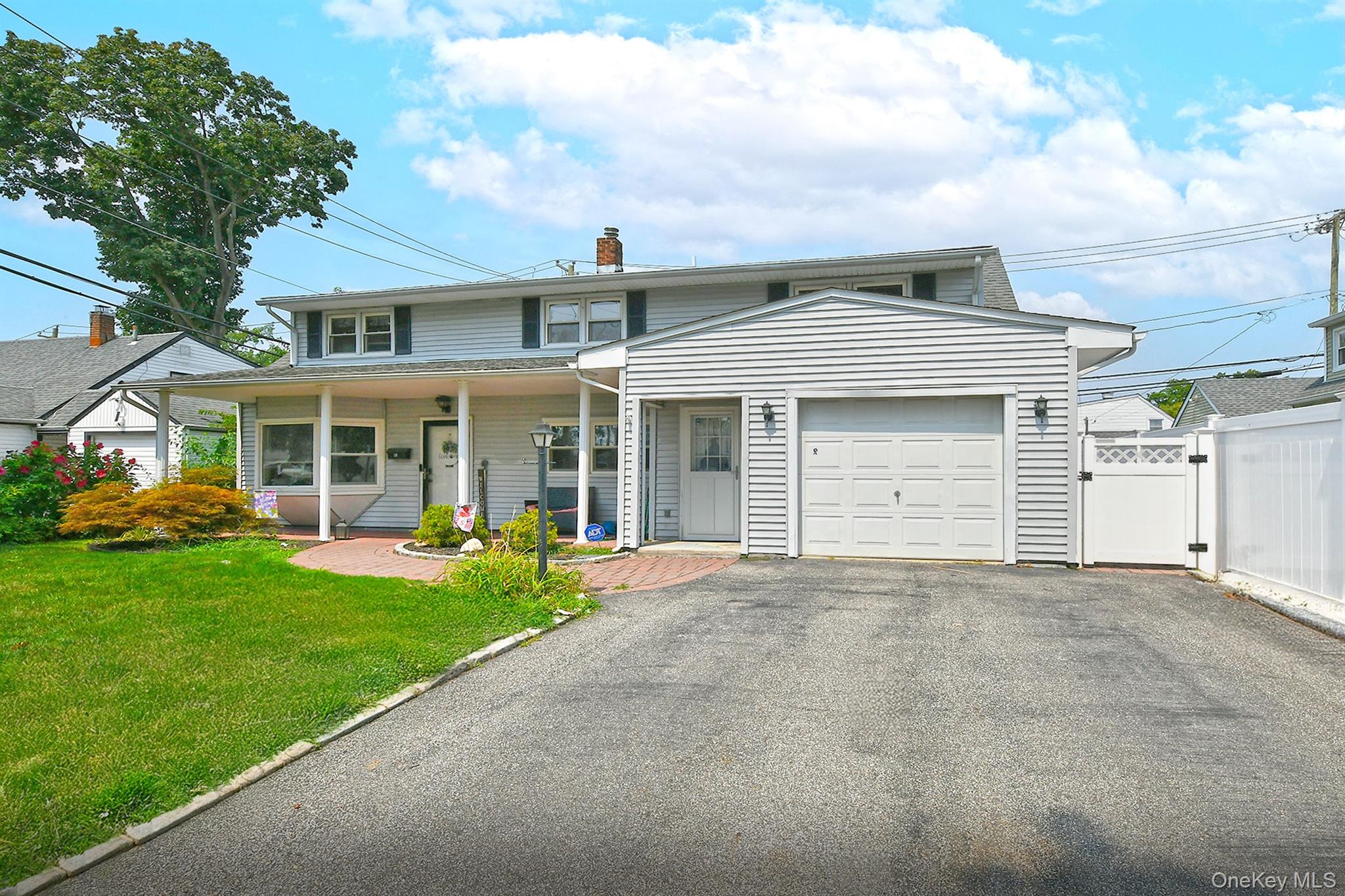 Periwinkle Rd, Levittown, NY 11756