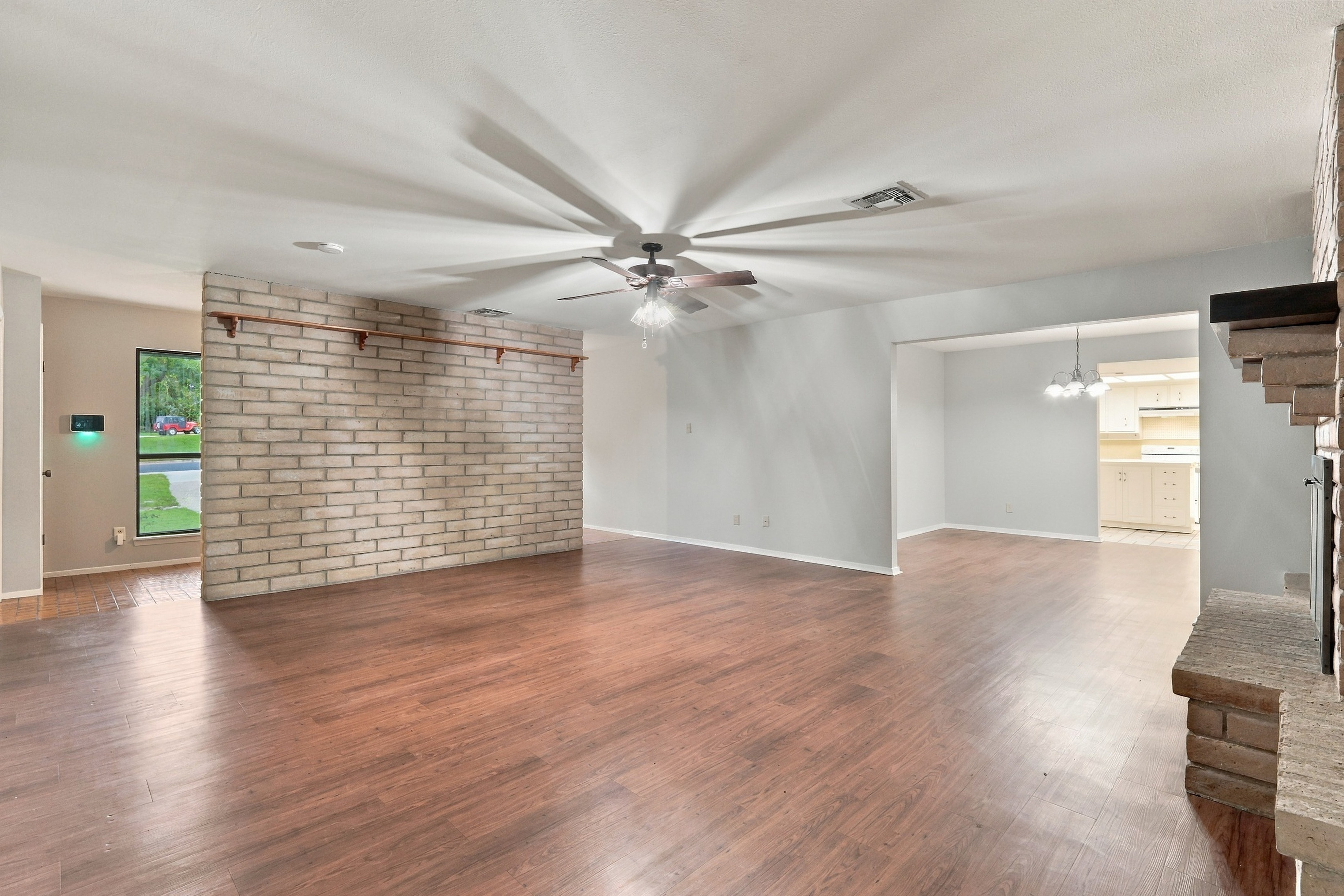  Spacious Living on .33 Acres - 物件實景