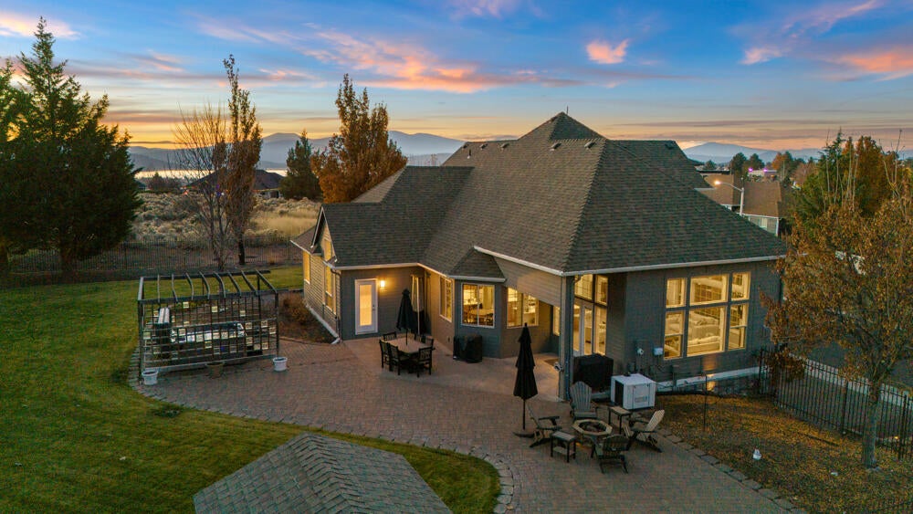 Klamath Falls, Oregon, 97601, United States, 3 Bedrooms Bedrooms, ,3 BathroomsBathrooms,Residential,For Sale,1848515
