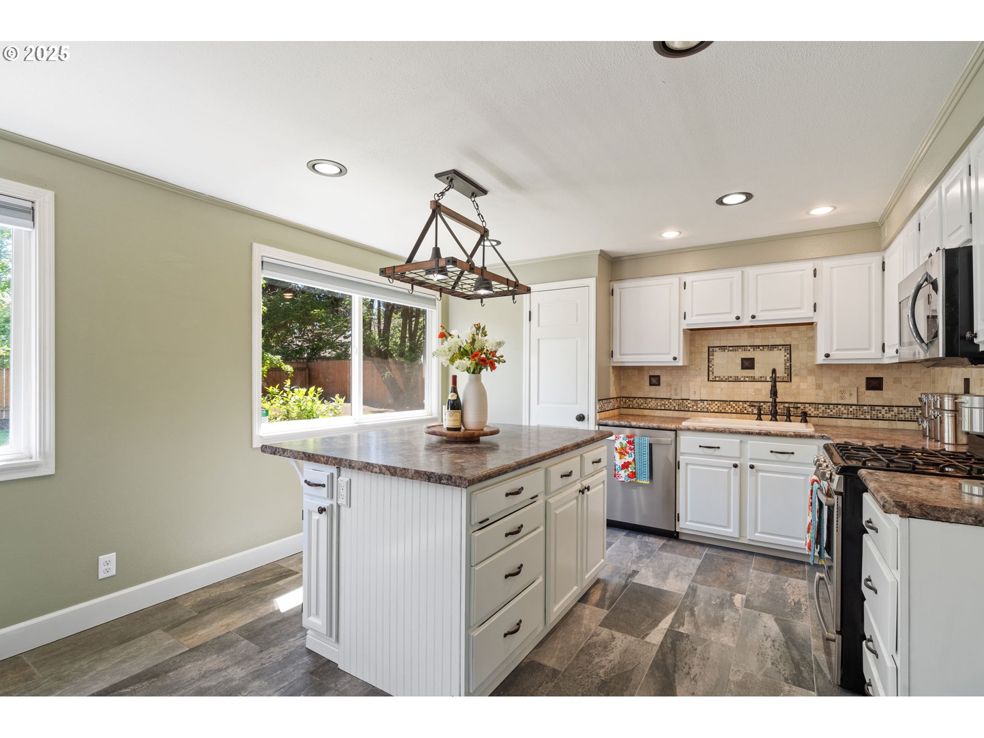 Vancouver, Washington, 98682, United States, 4 Bedrooms Bedrooms, ,2 BathroomsBathrooms,Residential,For Sale,1987487