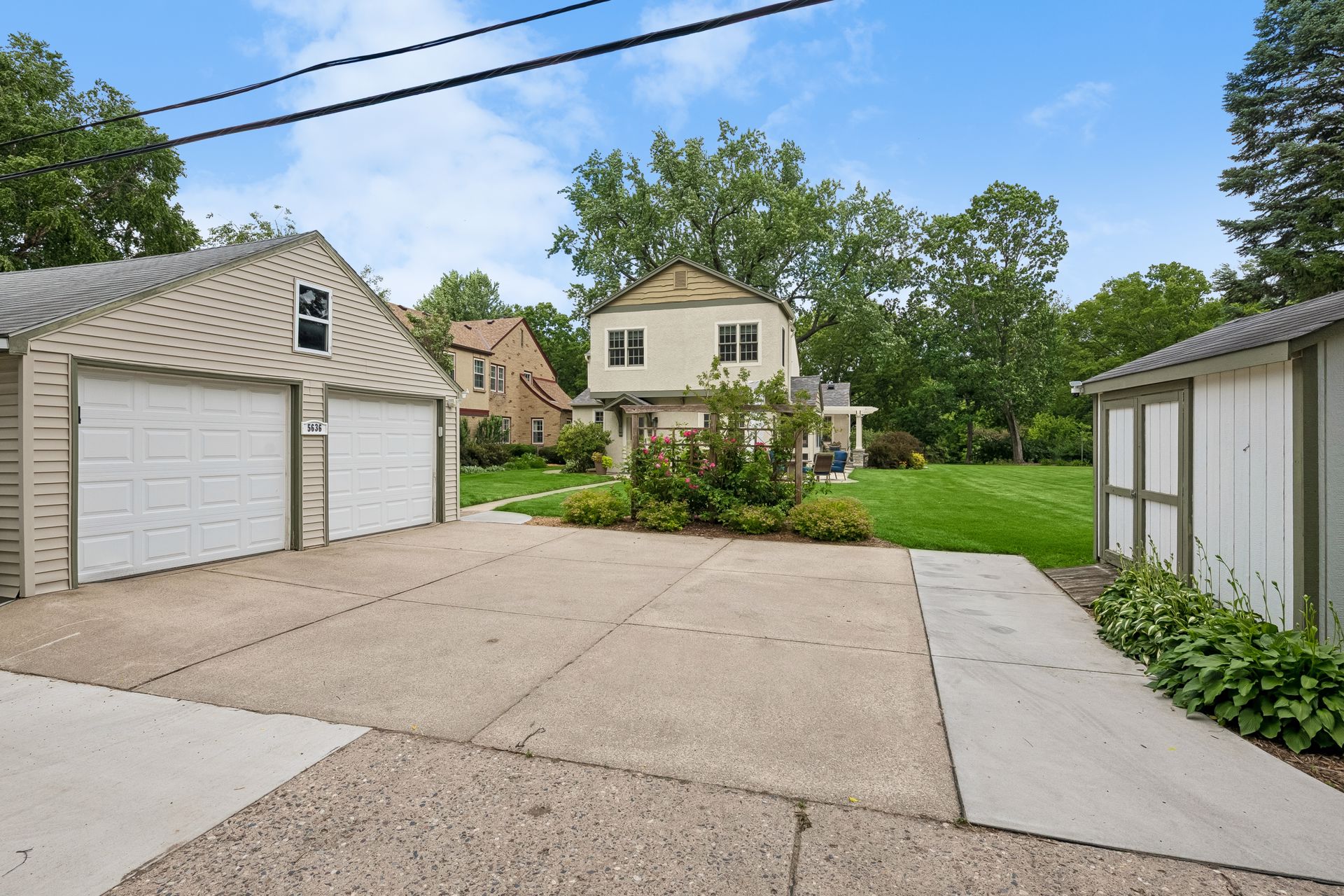  Thoughtfully Updated Tudor on a Rare Oversized Lot - 物件實景