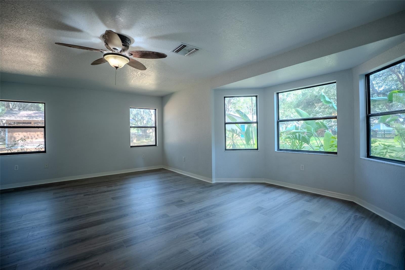 LADY LAKE, Florida, 32159, United States, 5 Bedrooms Bedrooms, ,3 BathroomsBathrooms,Residential,For Sale,1850305