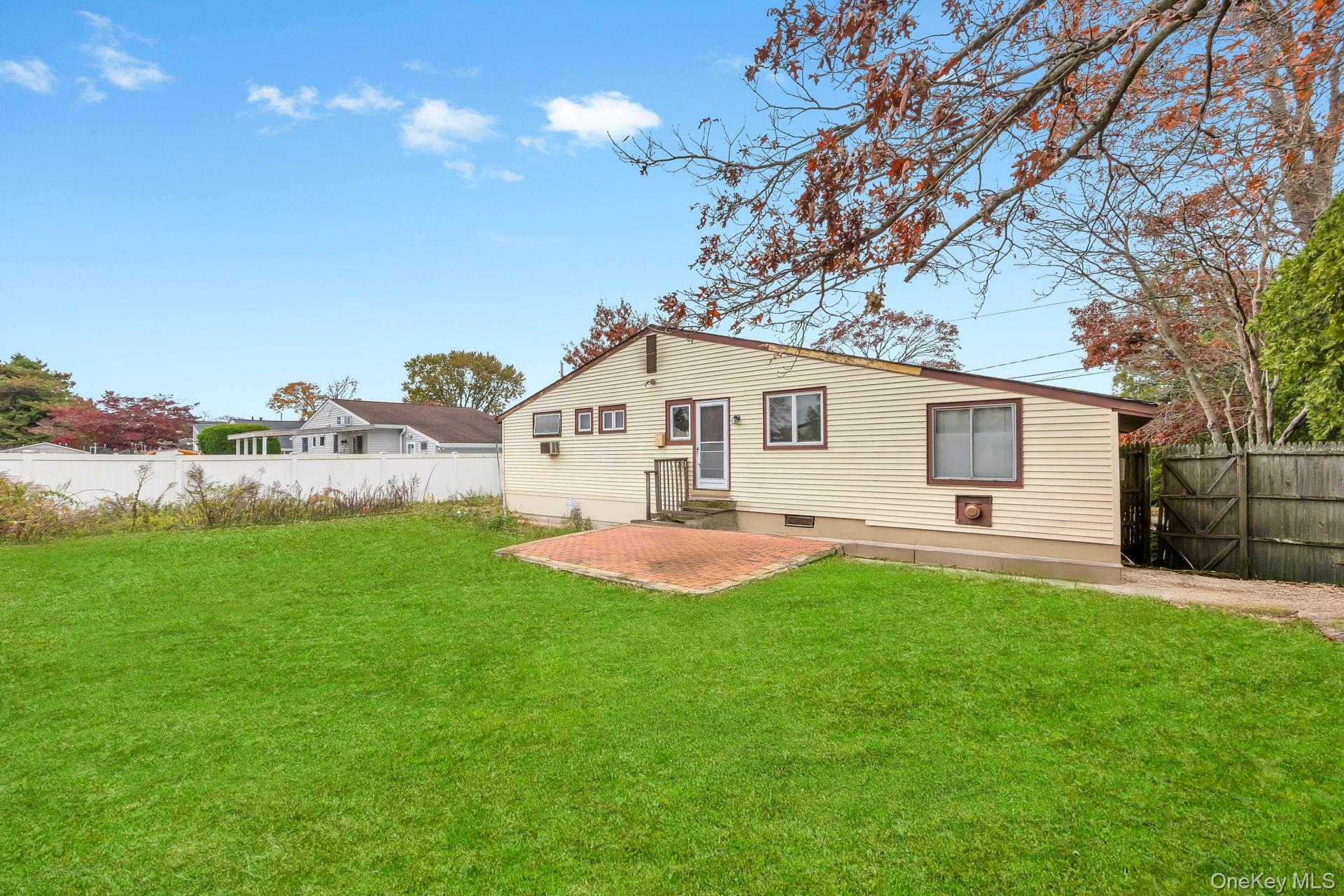 Deer Park, New York, 11729, United States, 4 Bedrooms Bedrooms, ,2 BathroomsBathrooms,Residential,For Sale,1992867