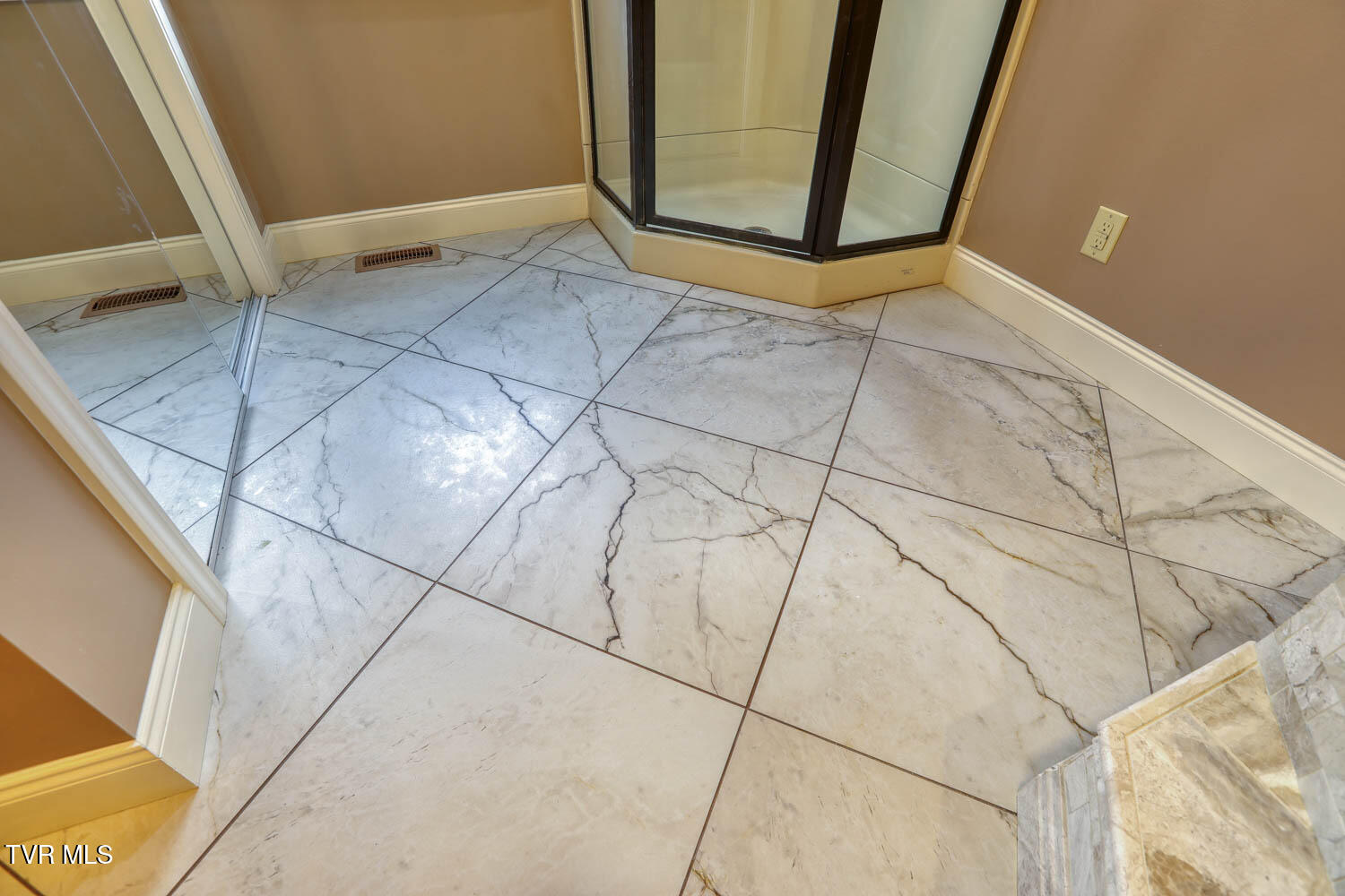 Rogersville, Tennessee, 37857, United States, 4 Bedrooms Bedrooms, ,4 BathroomsBathrooms,Residential,For Sale,1977931