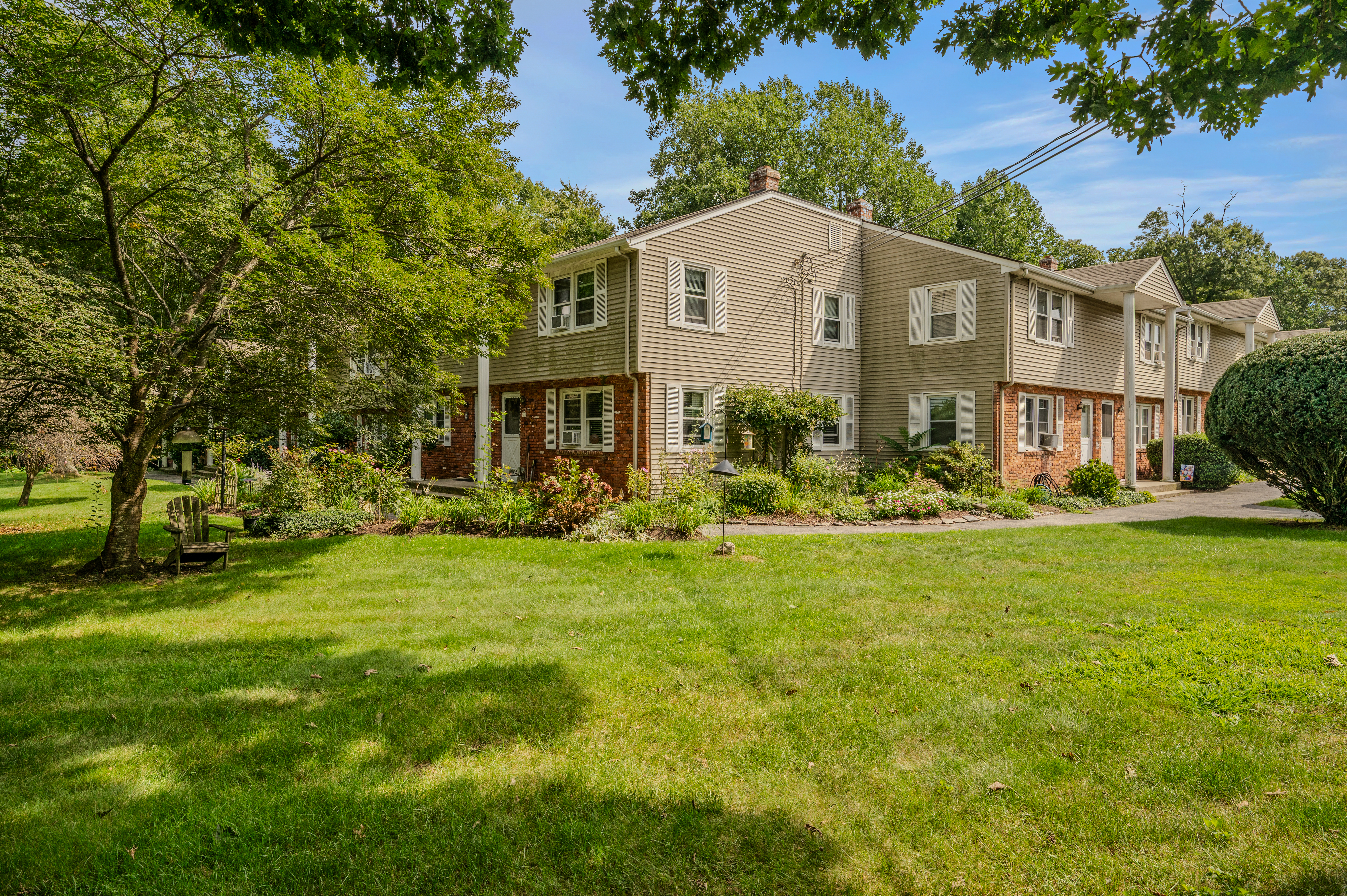  Discover easy coastal living in this sun-drenched Niantic townhouse. - 物件實景