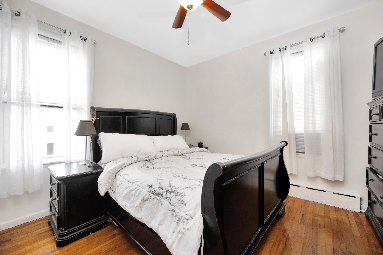 Middle Village, New York, 11379, United States, 4 Bedrooms Bedrooms, ,3 BathroomsBathrooms,Residential,For Sale,1827631