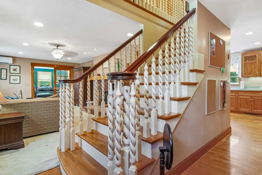 Sutton, Massachusetts, 01590, United States, 3 Bedrooms Bedrooms, ,3 BathroomsBathrooms,Residential,For Sale,1982878