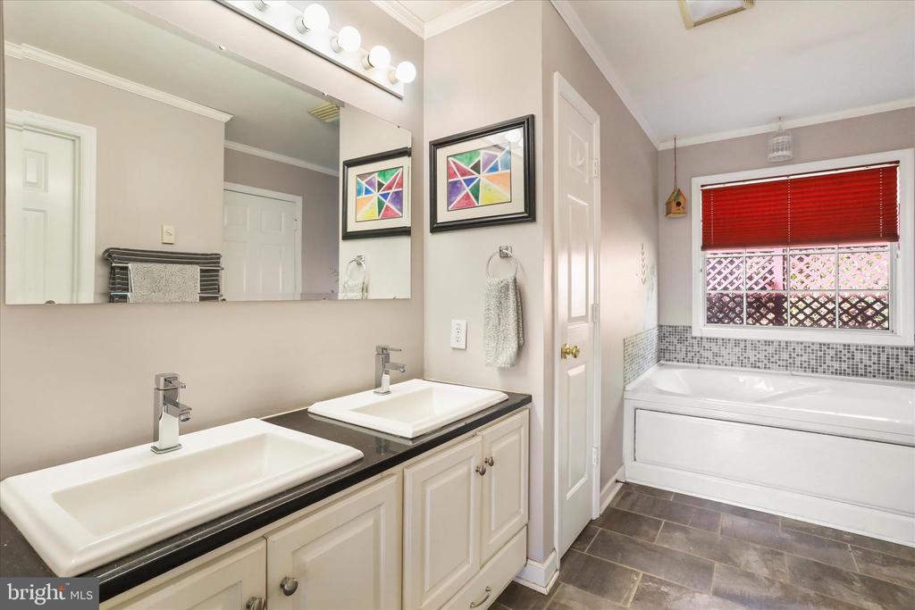 Front Royal, Virginia, 22630, United States, 4 Bedrooms Bedrooms, ,4 BathroomsBathrooms,Residential,For Sale,1994822