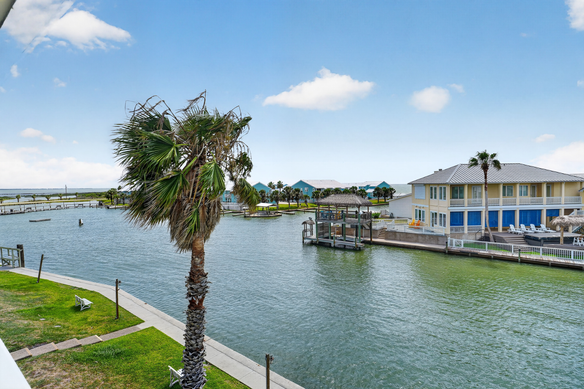  Canal-Front Coastal Retreat - 物件實景