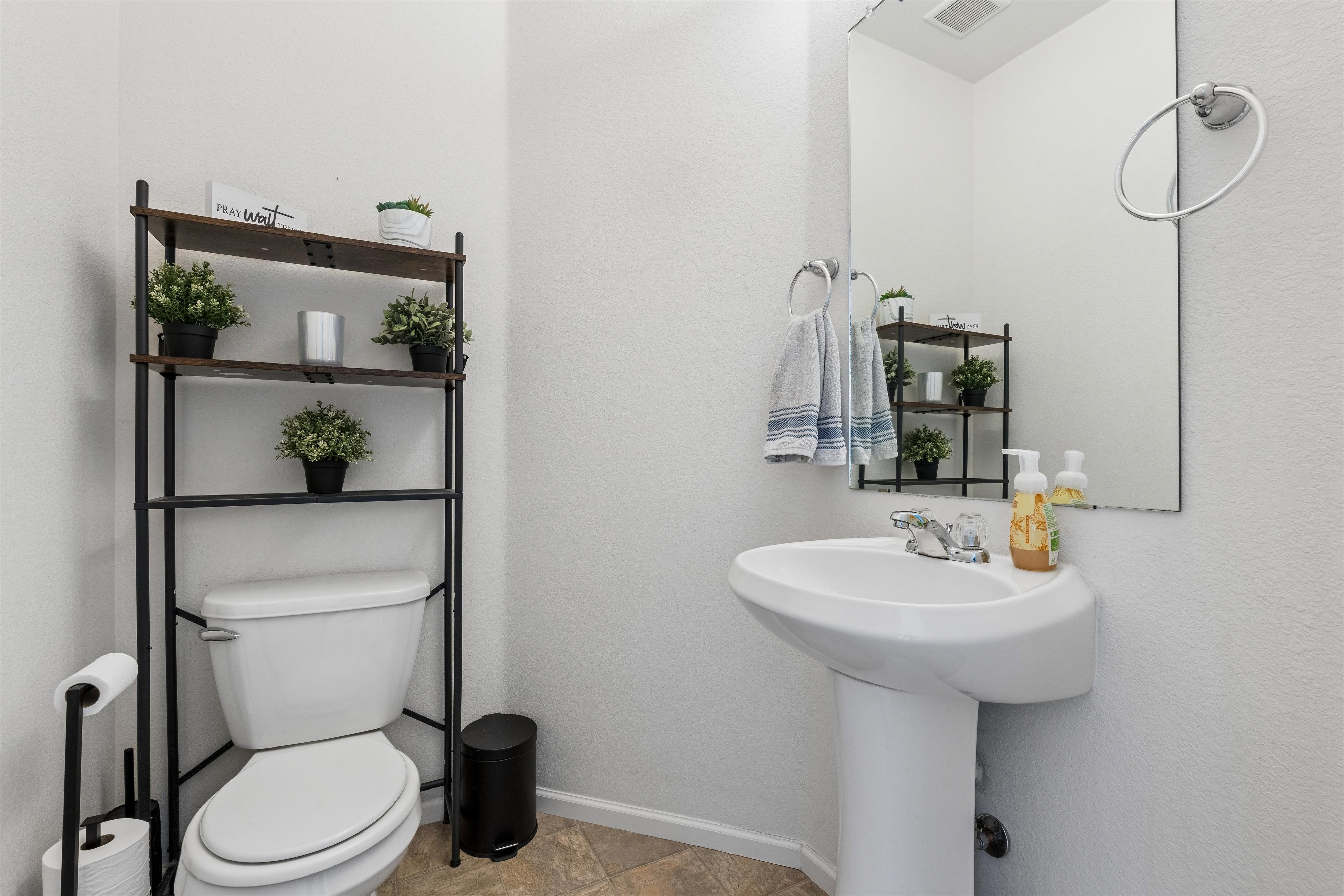  Beautifully Maintained Home Backing to Open Space with Peaceful Views - 物件實景