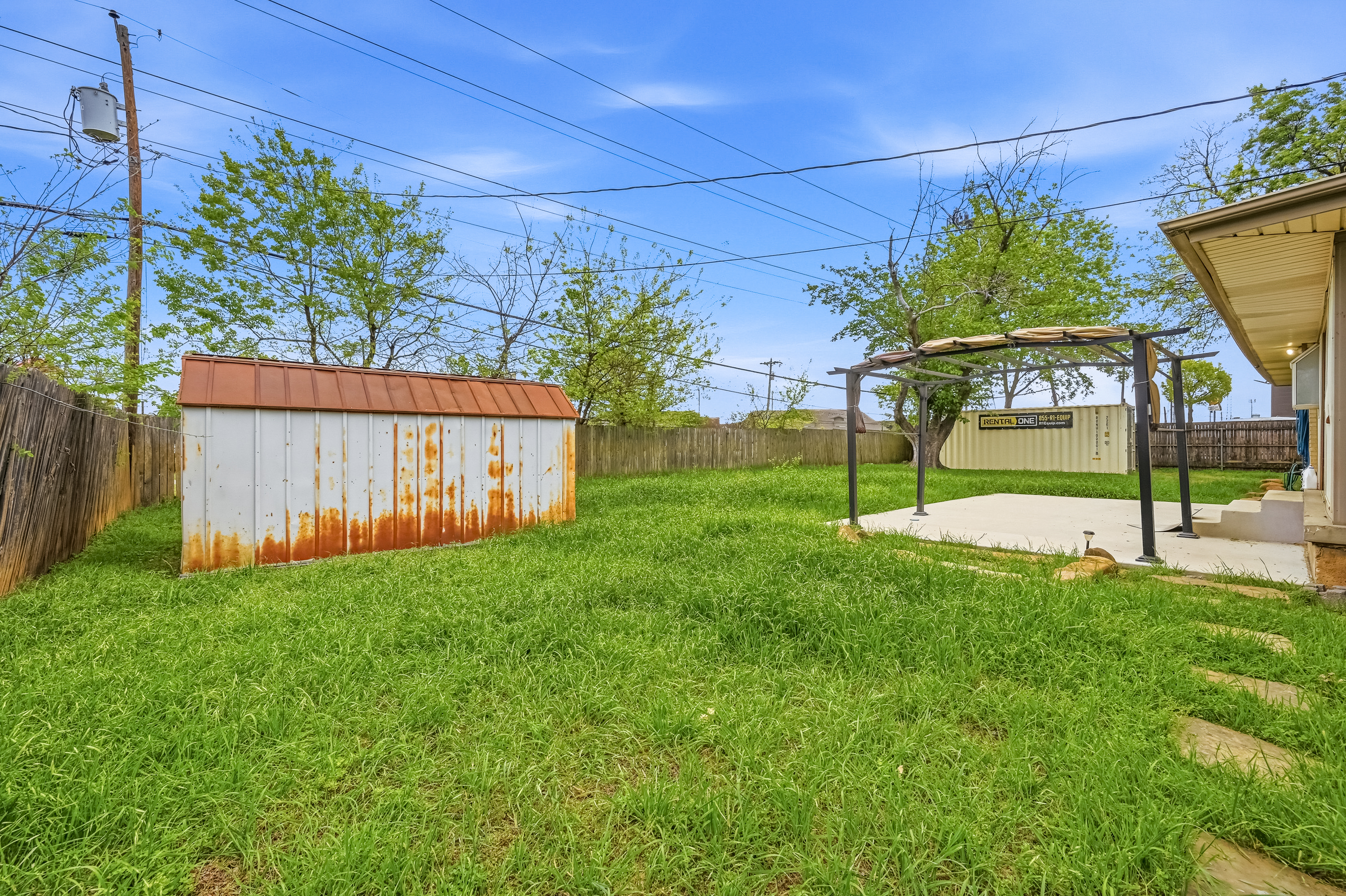  Charming 3-Bed, 2-Bath Single-Family Home with Spacious Living in N R Hills - 物件實景
