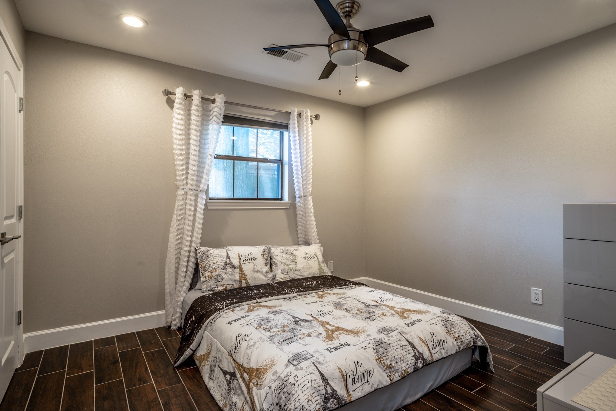 Houston, Texas, 77024, United States, 3 Bedrooms Bedrooms, ,2 BathroomsBathrooms,Residential,For Sale,1976666