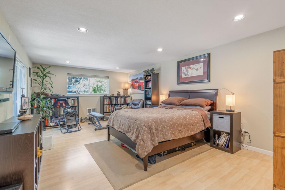 Bend, Oregon, 97702, United States, 3 Bedrooms Bedrooms, ,2 BathroomsBathrooms,Residential,For Sale,1891060