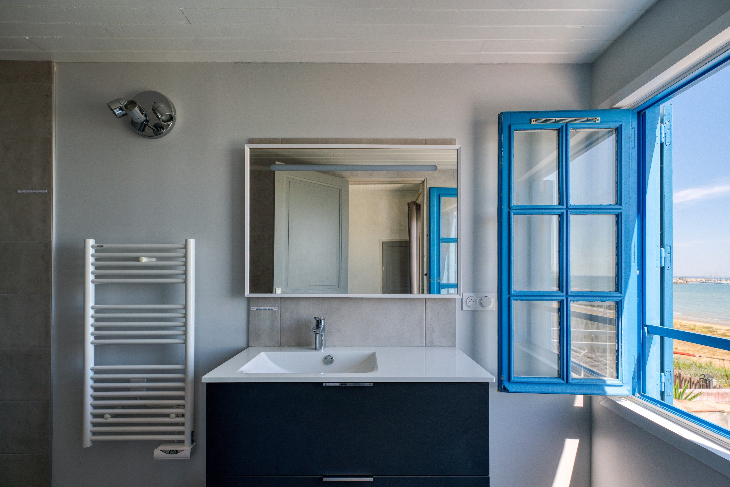  Charming House  Facing the Sea and Marina of Saint Denis d