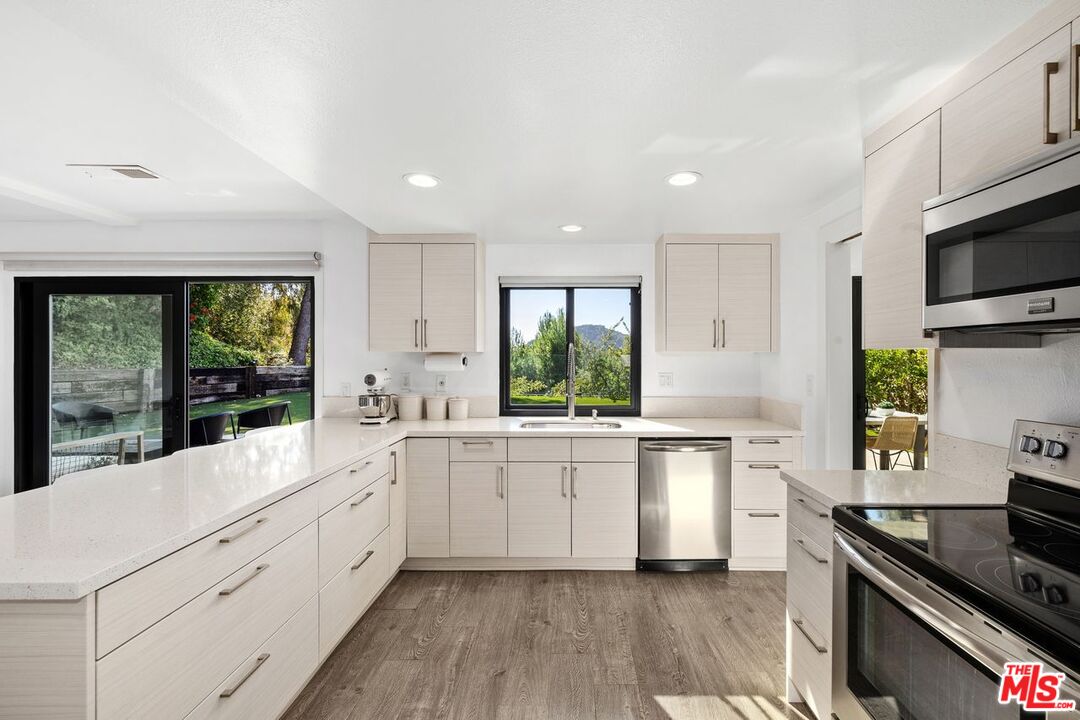 Los Angeles, California, 90077, United States, 5 Bedrooms Bedrooms, ,1 BathroomBathrooms,Residential,For Sale,1987970