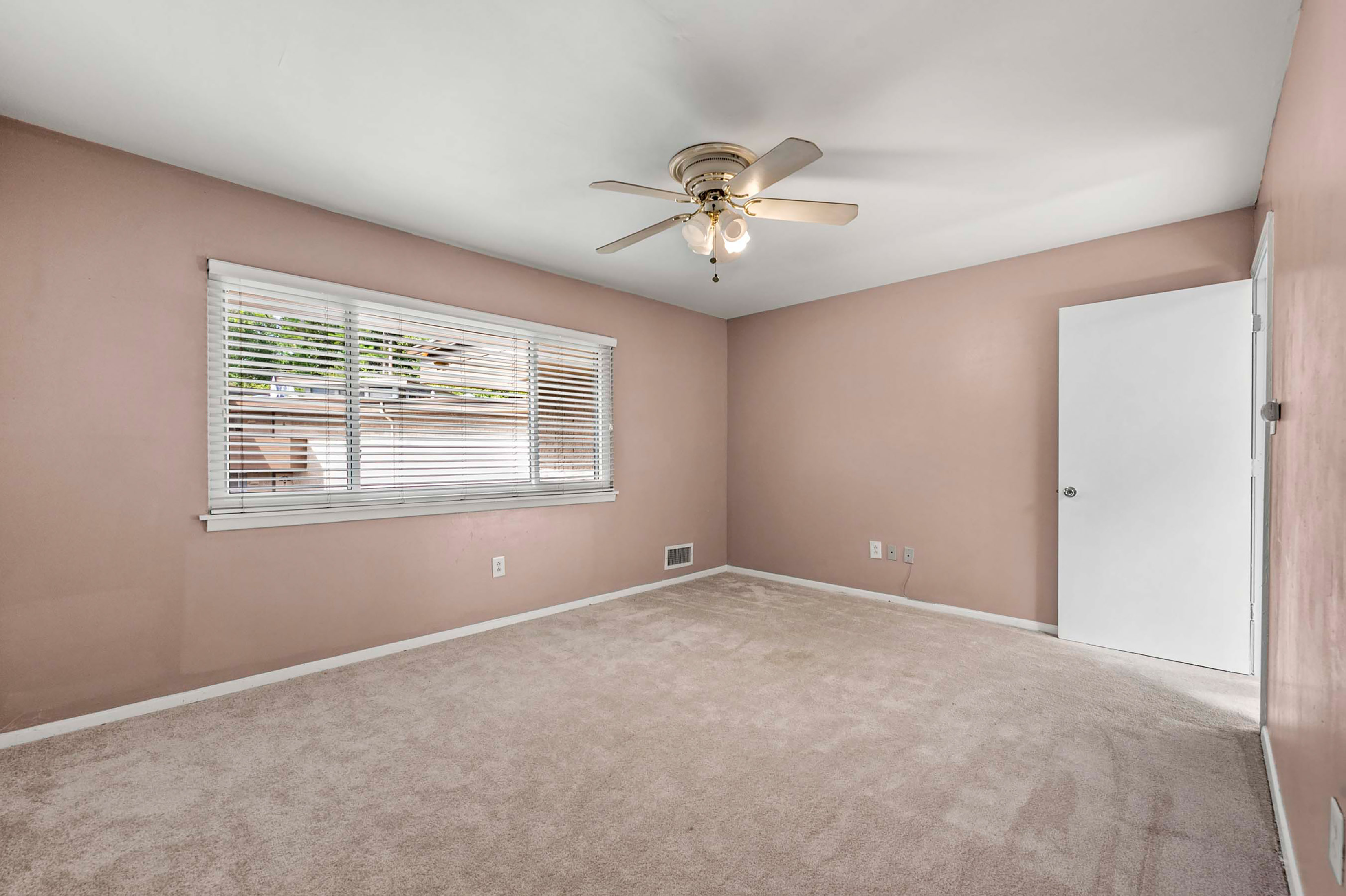 Rare Two-Story Garden Home in Laurel Grove with Covered Parking - 物件實景