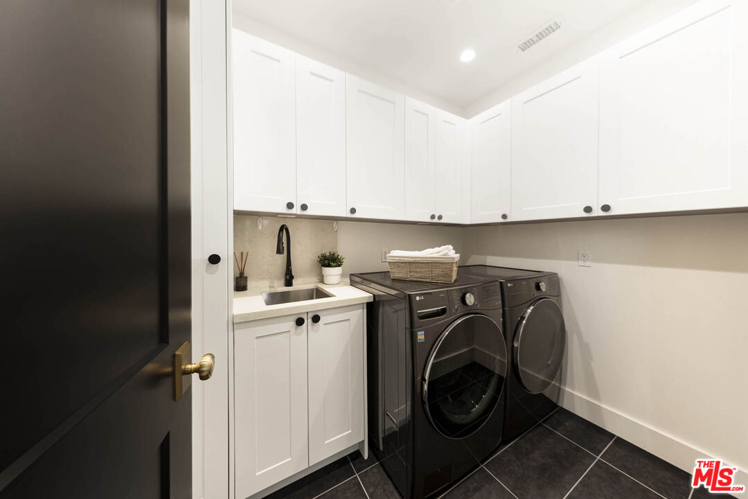 Los Angeles, California, 90048, United States, 4 Bedrooms Bedrooms, ,2 BathroomsBathrooms,Residential,For Sale,1962418