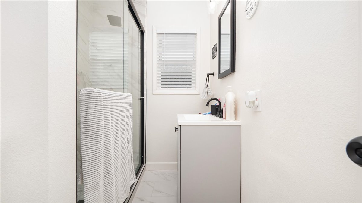 Montebello, California, 90640, United States, 2 Bedrooms Bedrooms, ,2 BathroomsBathrooms,Residential,For Sale,1930342