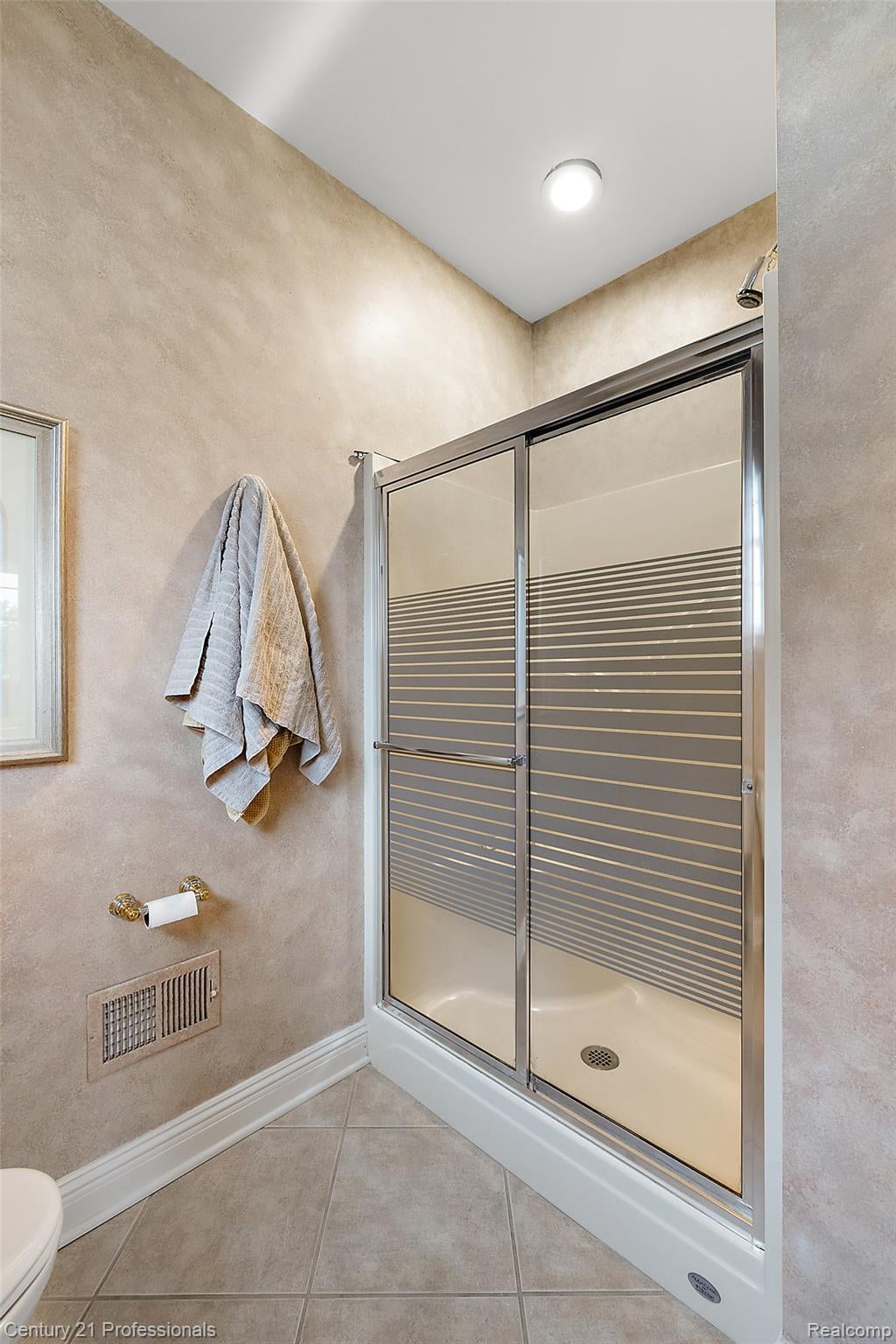 GrandBlanc, Michigan, 48439, United States, 4 Bedrooms Bedrooms, ,5 BathroomsBathrooms,Residential,For Sale,1980457