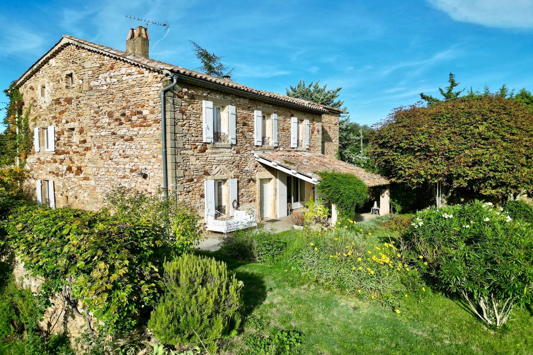  Elegant 17th-Century Stone Estate with Pool and Landscaped Grounds - 物件實景