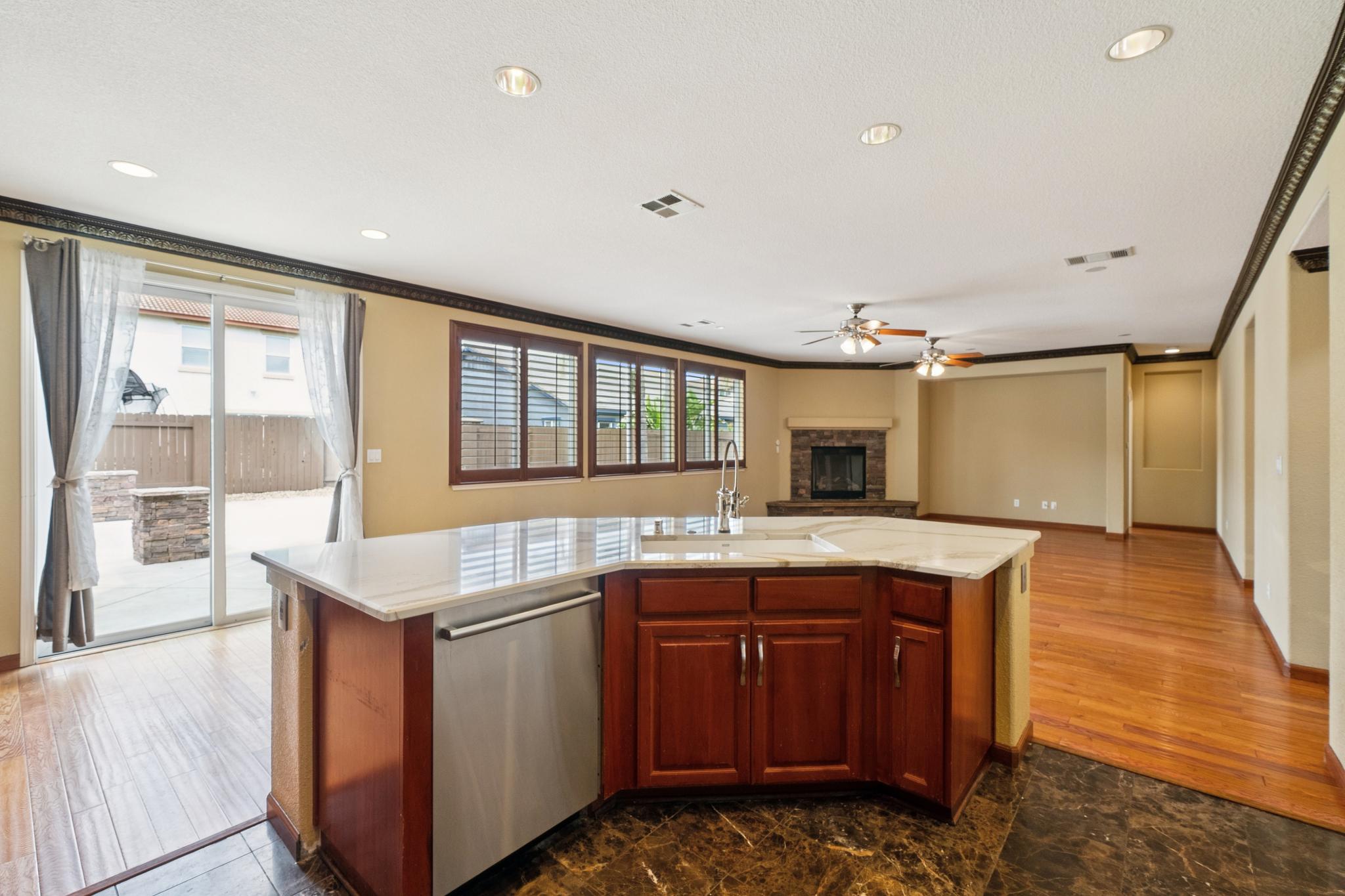  Gorgeous Two-Story Oakley Home - 物件實景