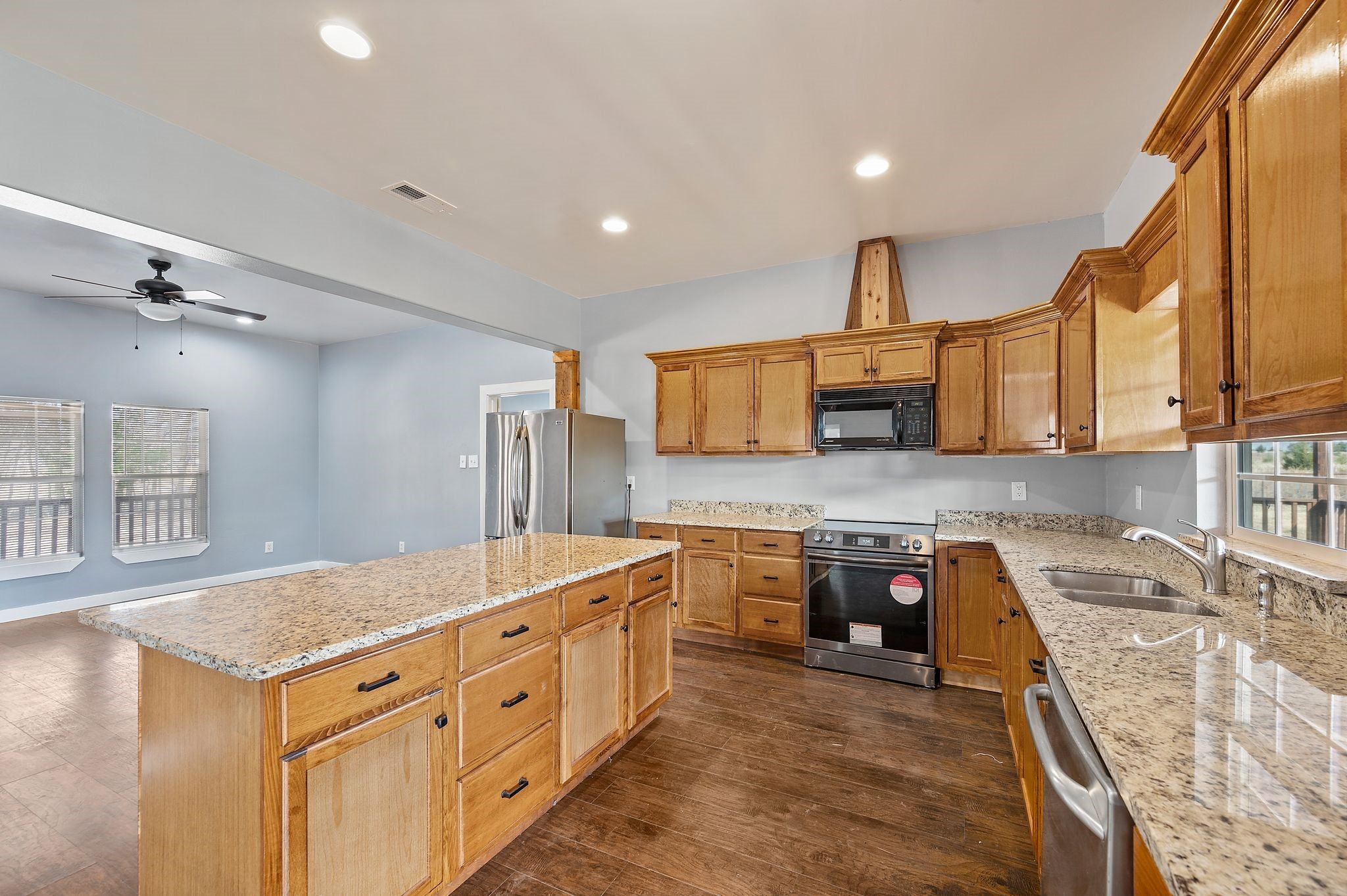 Farmersville, Texas, 75442, United States, 3 Bedrooms Bedrooms, ,2 BathroomsBathrooms,Residential,For Sale,1995432