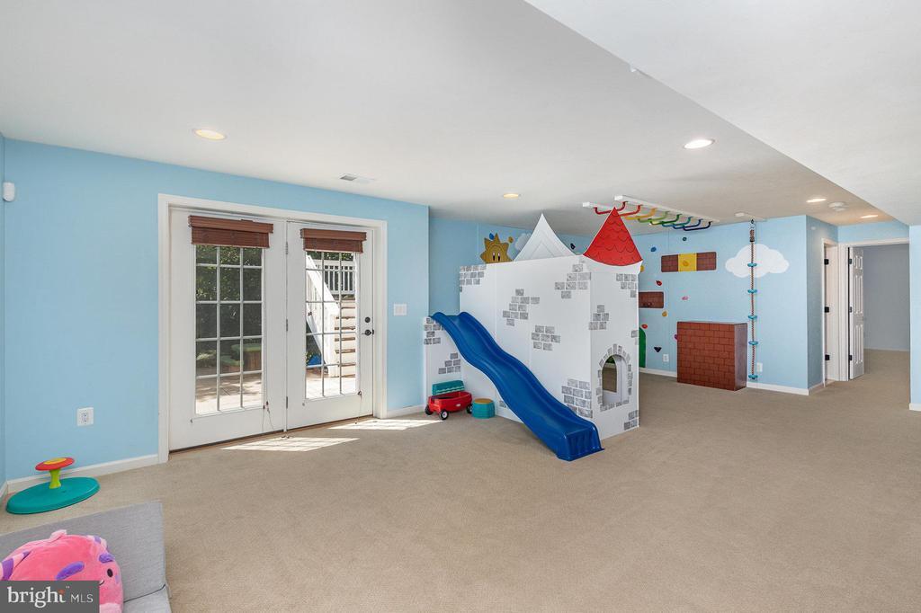 Fredericksburg, Virginia, 22406, United States, 5 Bedrooms Bedrooms, ,4 BathroomsBathrooms,Residential,For Sale,1932908
