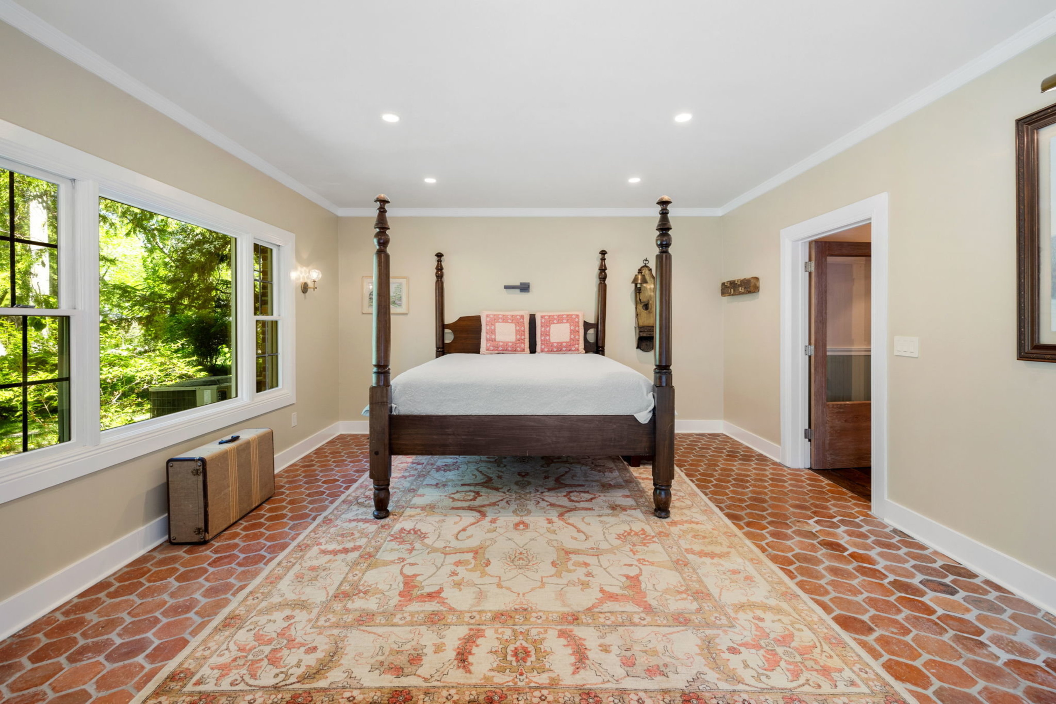  Historic home with 2 guest homes on 1.24 acres with a pool - 物件實景