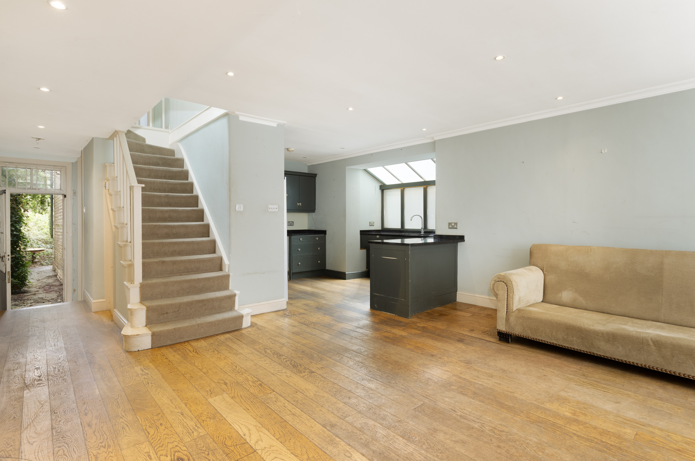  A Hidden Garden House with Exceptional Potential in Earl