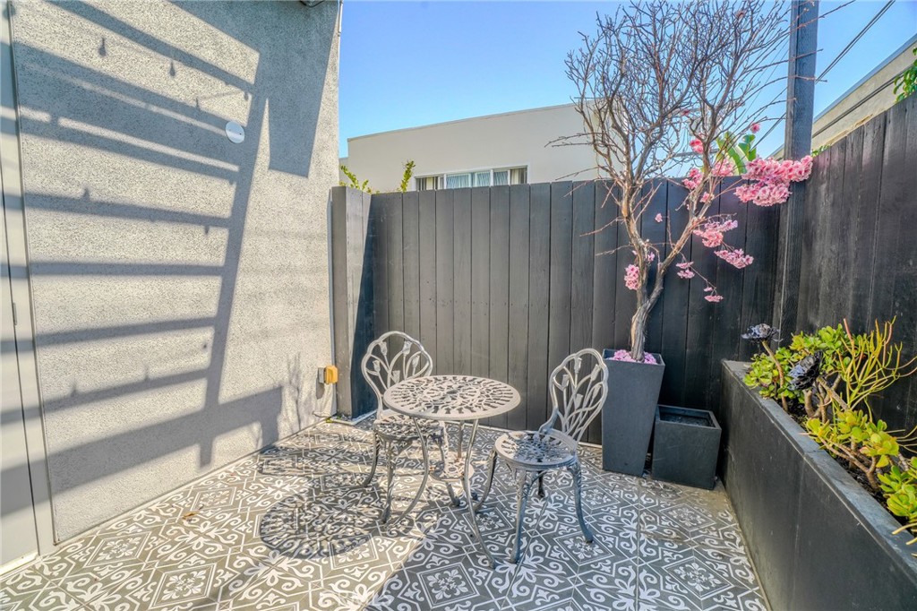West Hollywood, California, 90046, United States, 1 Bedroom Bedrooms, ,2 BathroomsBathrooms,Residential,For Sale,1913666