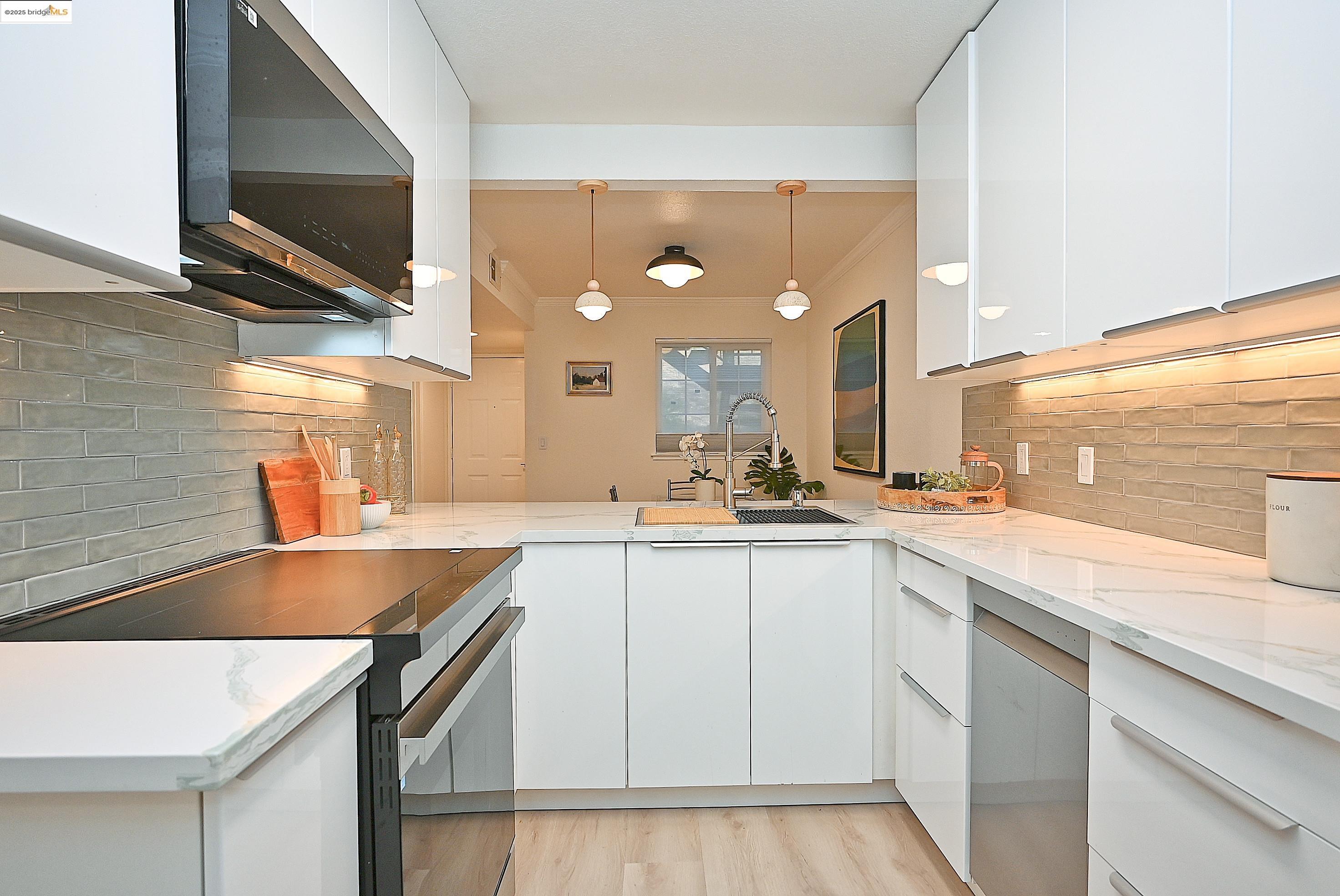 Oakland, California, 94605, United States, 2 Bedrooms Bedrooms, ,2 BathroomsBathrooms,Residential,For Sale,2000810