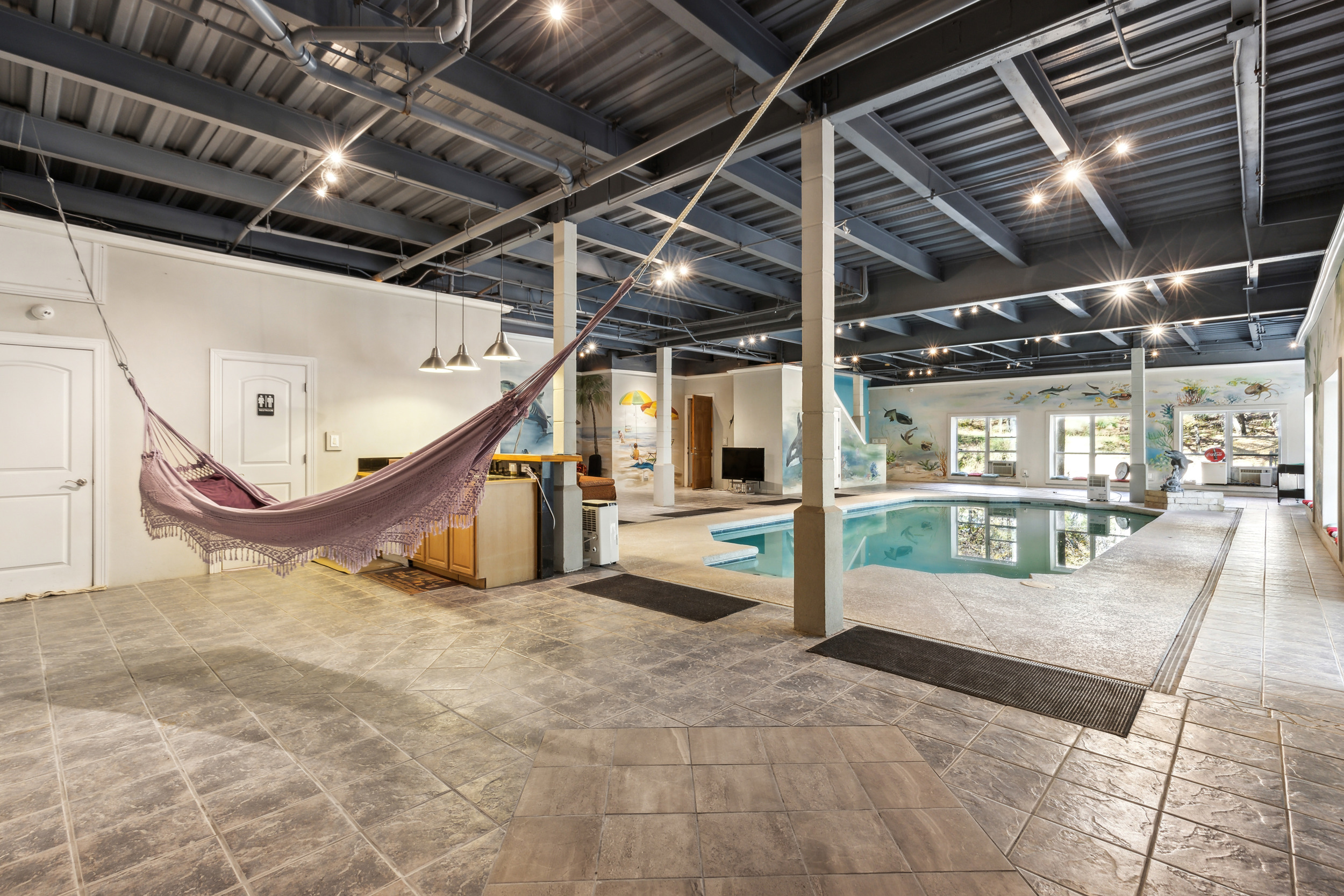  Fort Worth Home with an Expansive Indoor Pool & Entertainment Level - 物件實景