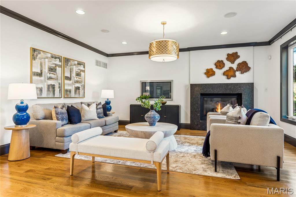 University City, Missouri, 63105, United States, 4 Bedrooms Bedrooms, ,5 BathroomsBathrooms,Residential,For Sale,1989585