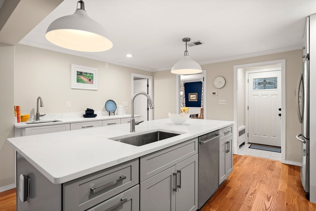 Andover, Massachusetts, 01810, United States, 4 Bedrooms Bedrooms, ,3 BathroomsBathrooms,Residential,For Sale,1987628