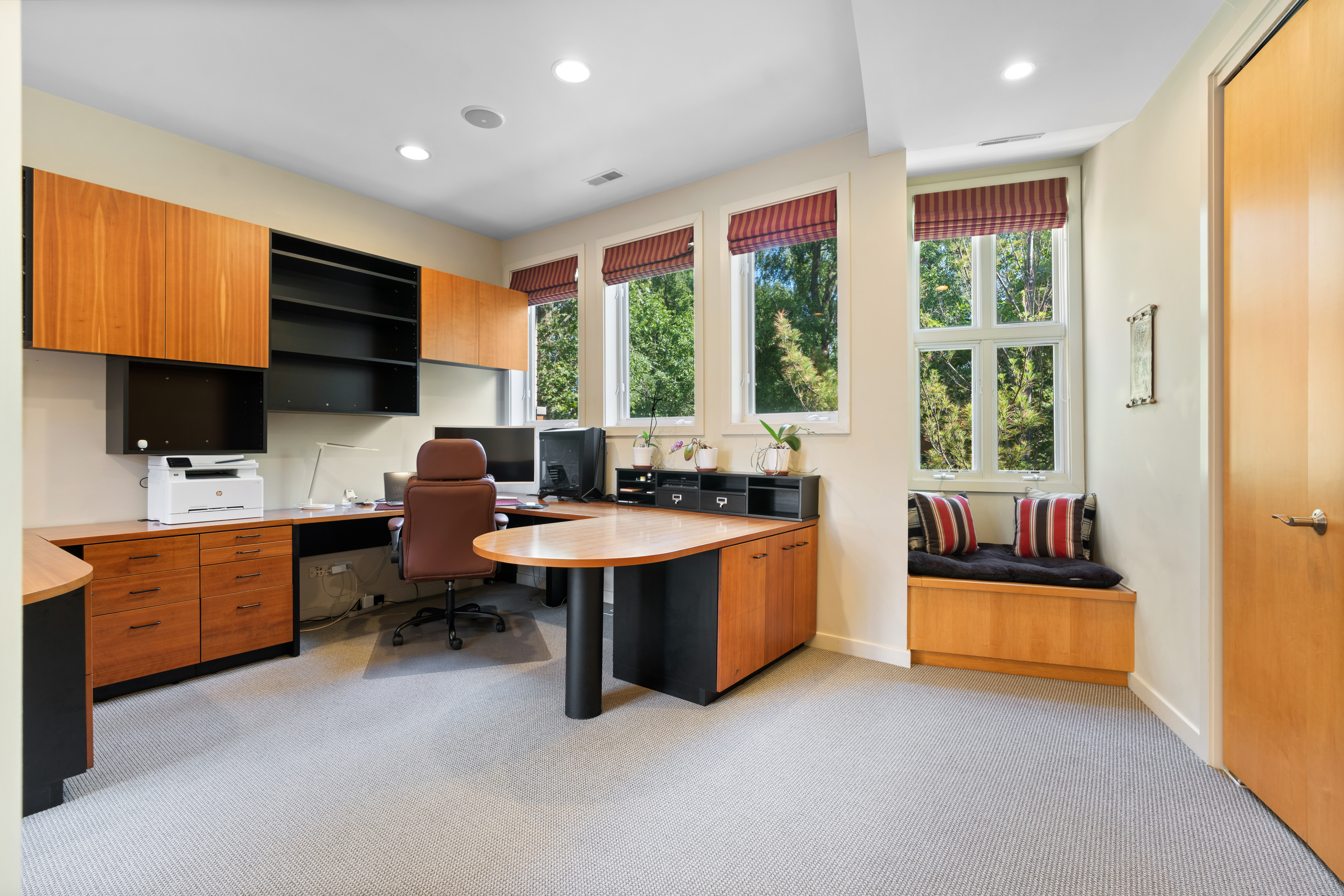  Architecturally Distinctive and Flooded with Natural Light - 物件實景