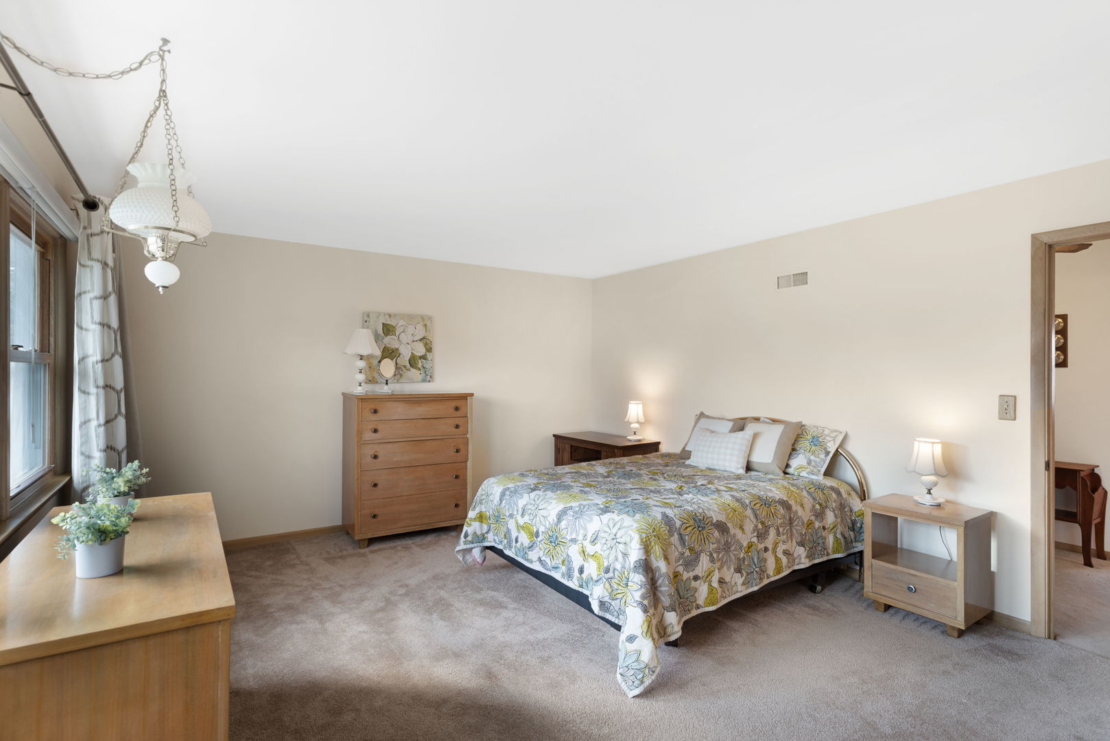 Des plaines, Illinois, 60016, United States, 3 Bedrooms Bedrooms, ,3 BathroomsBathrooms,Residential,For Sale,1991733