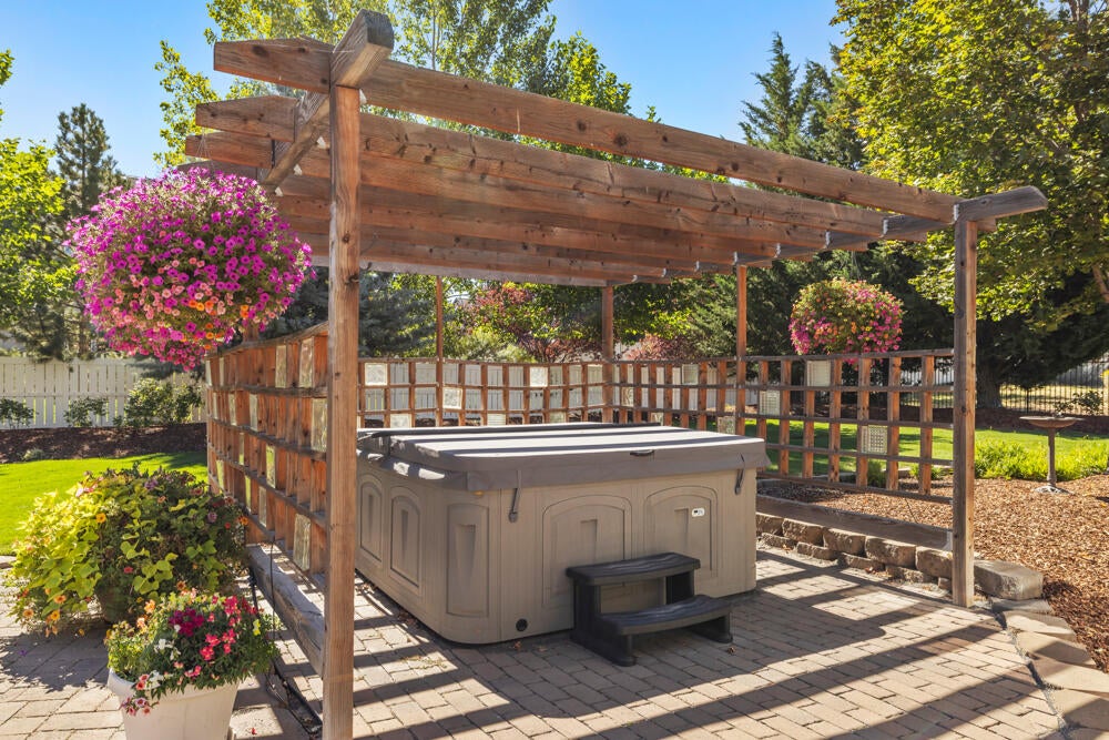 Klamath Falls, Oregon, 97601, United States, 3 Bedrooms Bedrooms, ,3 BathroomsBathrooms,Residential,For Sale,1848515