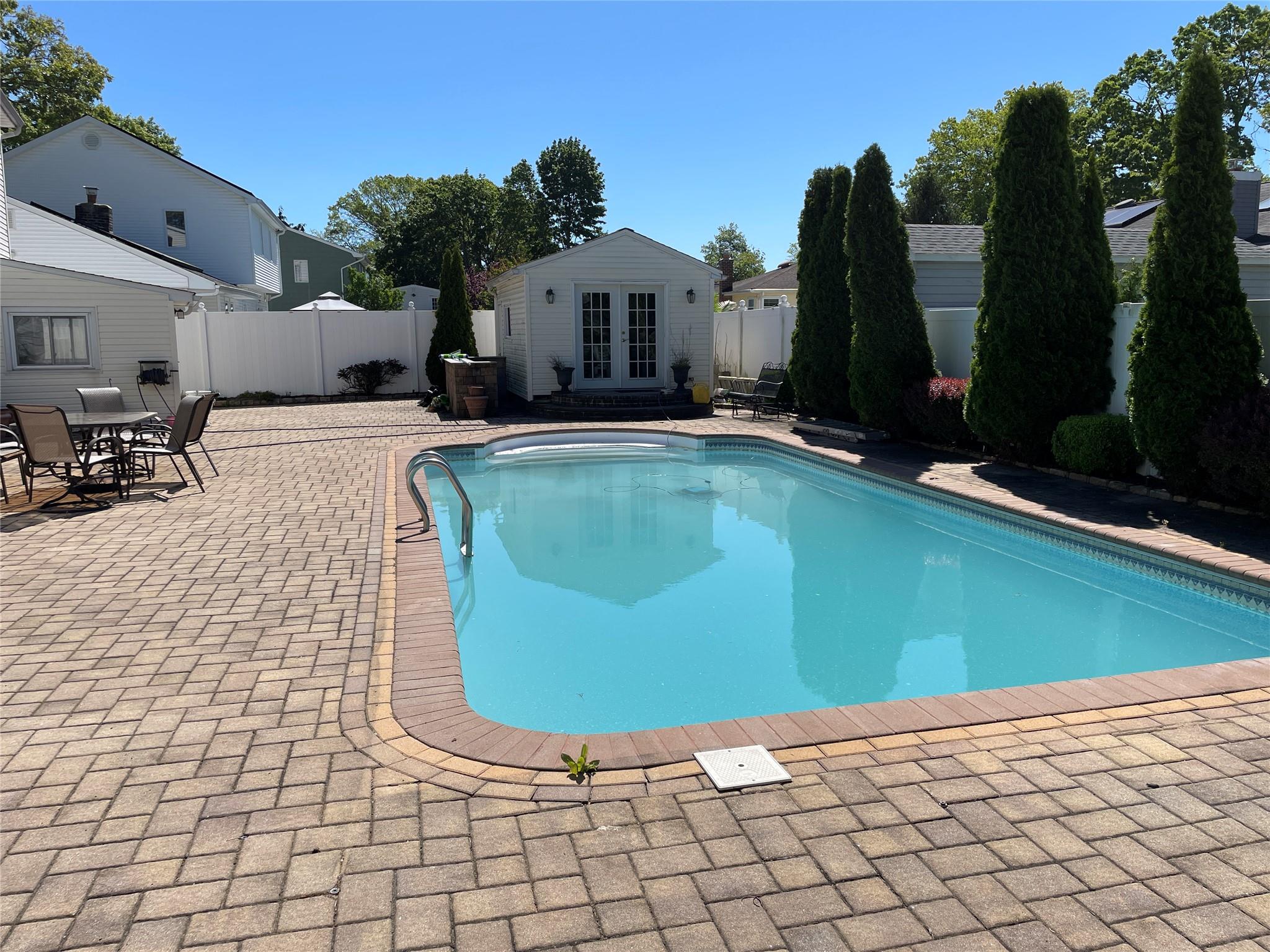 West Islip, New York, 11795, United States, 4 Bedrooms Bedrooms, ,3 BathroomsBathrooms,Residential,For Sale,1869198