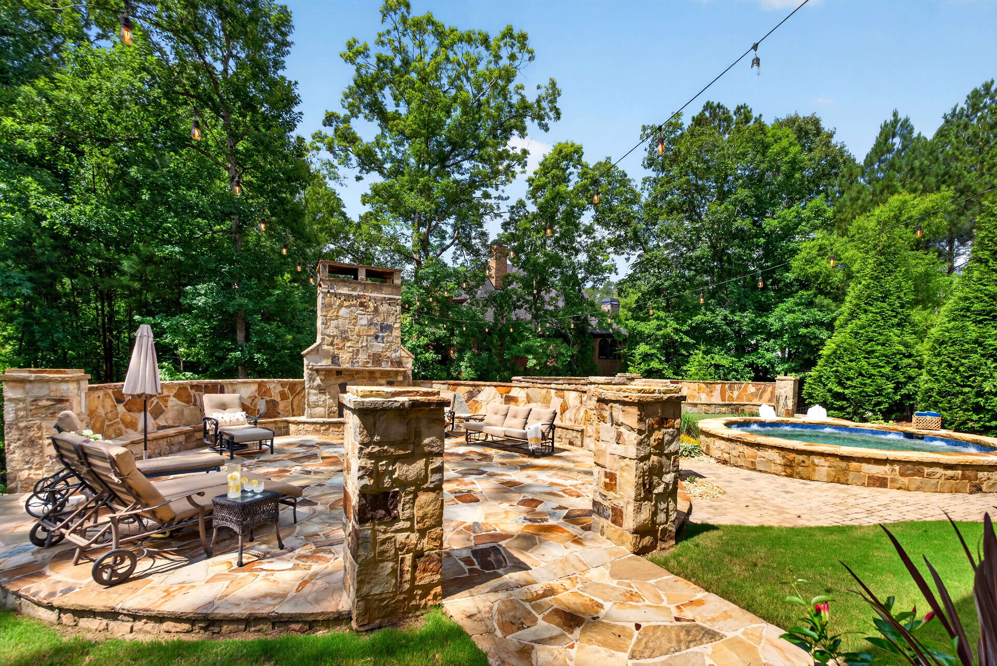  Experience Refined Estate Living in this Exceptional All-Brick and Stone Ranch - 物件實景