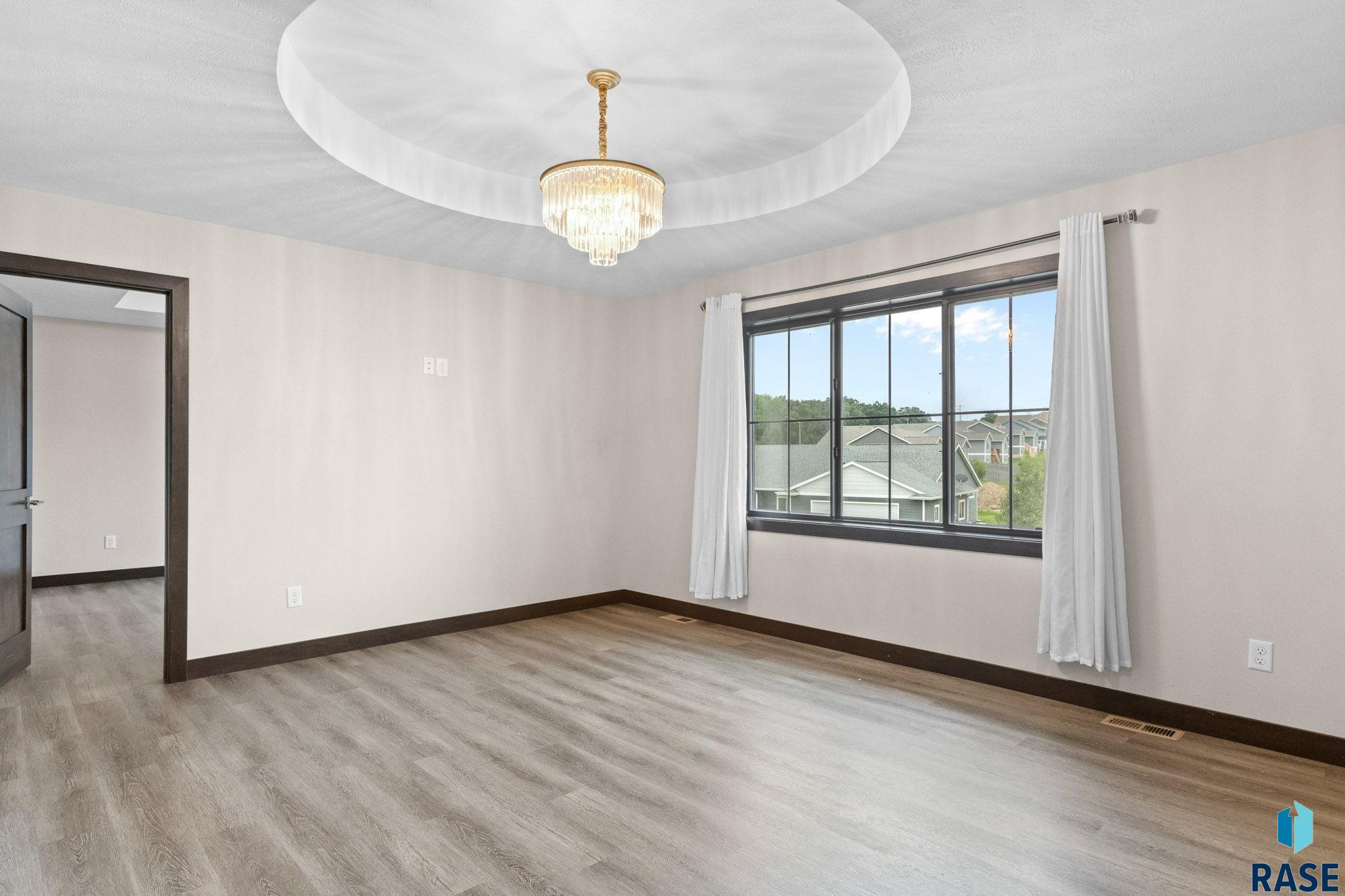 Sioux Falls, South Dakota, 57103, United States, 6 Bedrooms Bedrooms, ,4 BathroomsBathrooms,Residential,For Sale,1898339
